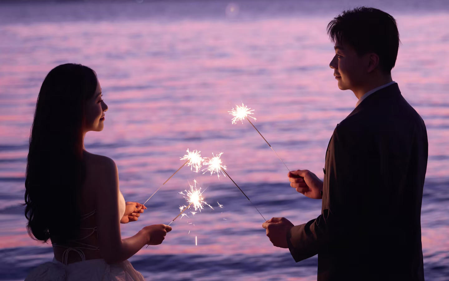 如同电影般🎬的海边夜景烟花婚纱照