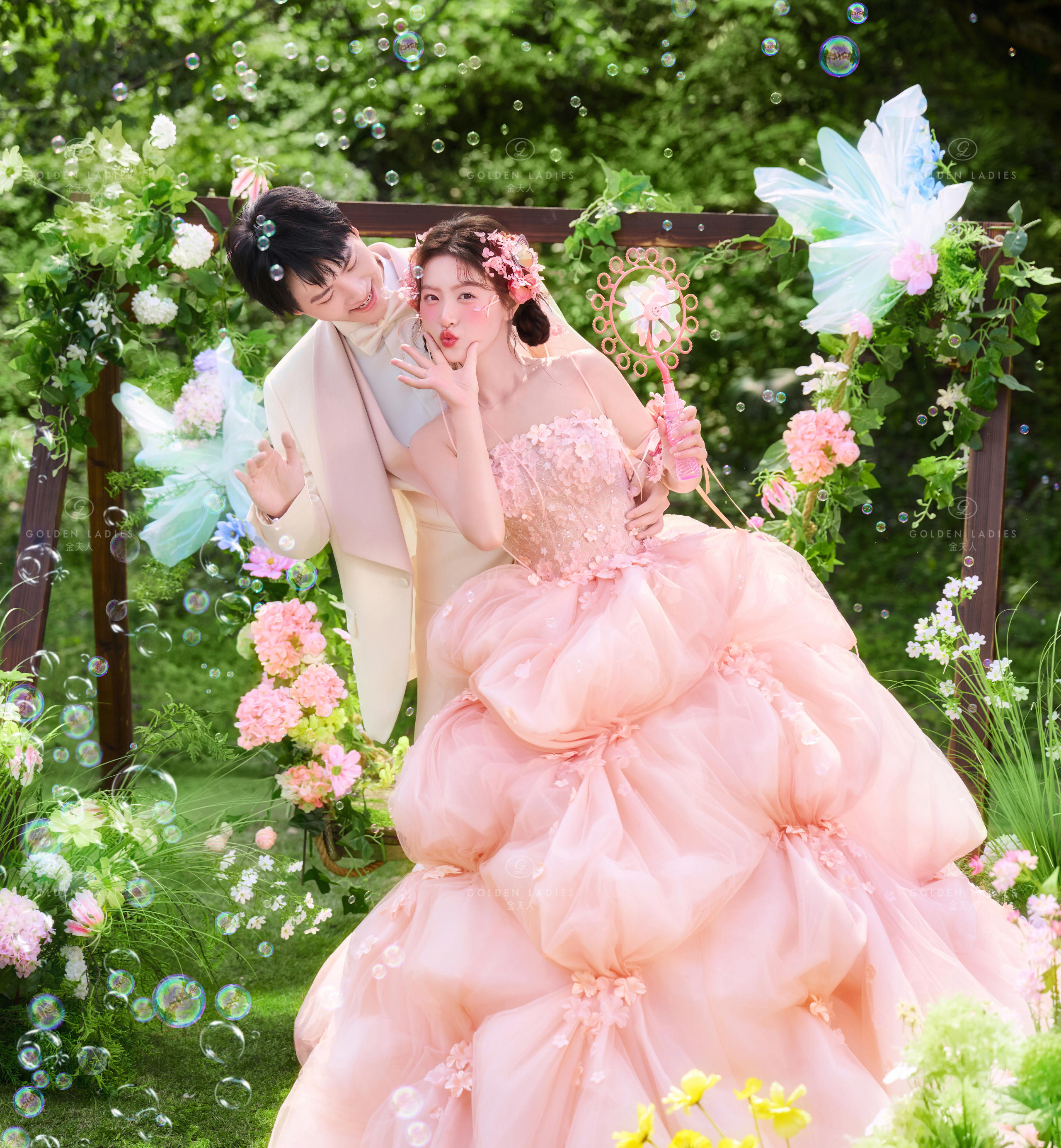 在花海中邂逅優(yōu)雅的公主??｜粉色花房少女婚紗照