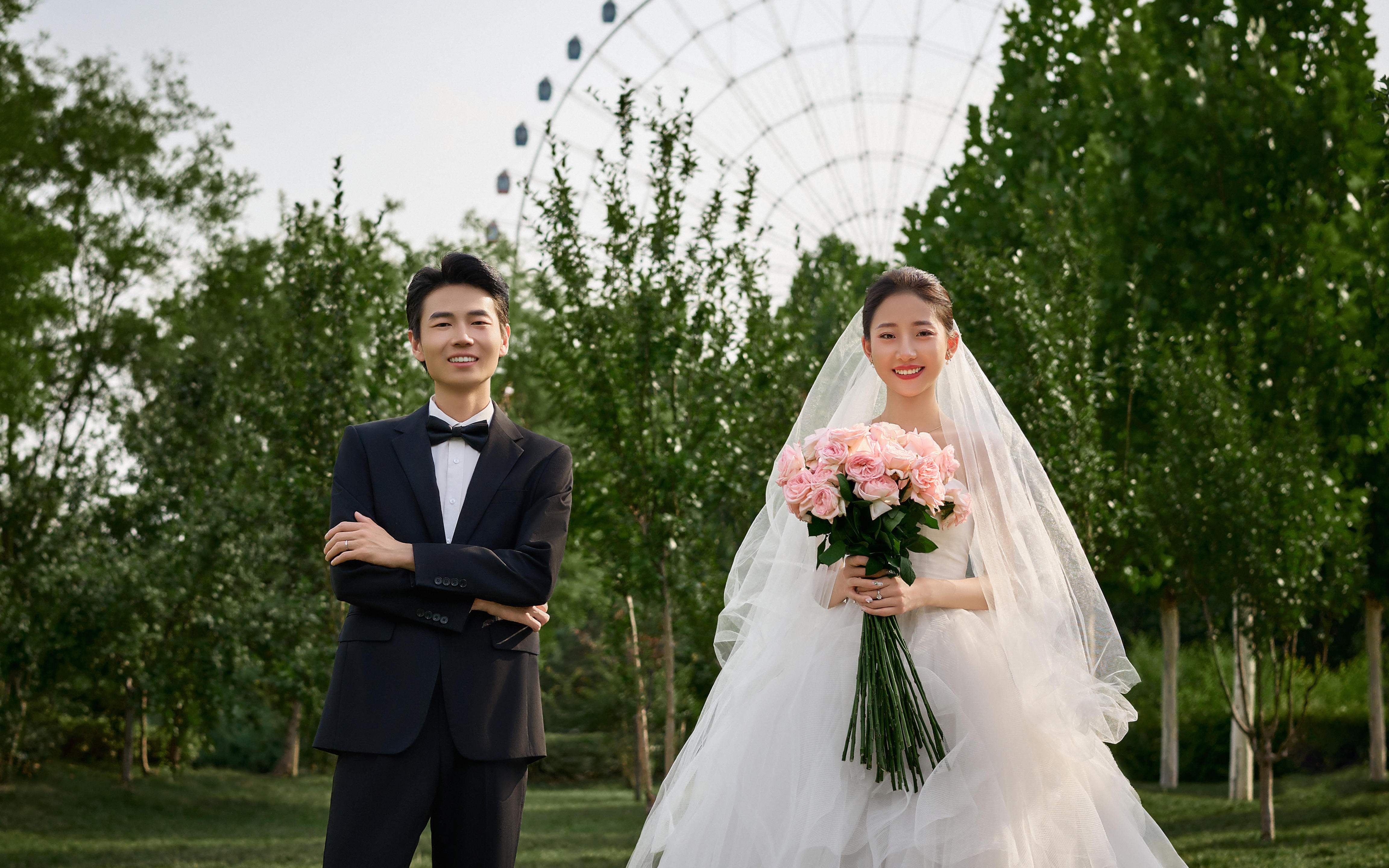 甜美系草坪鮮花小清新婚紗照