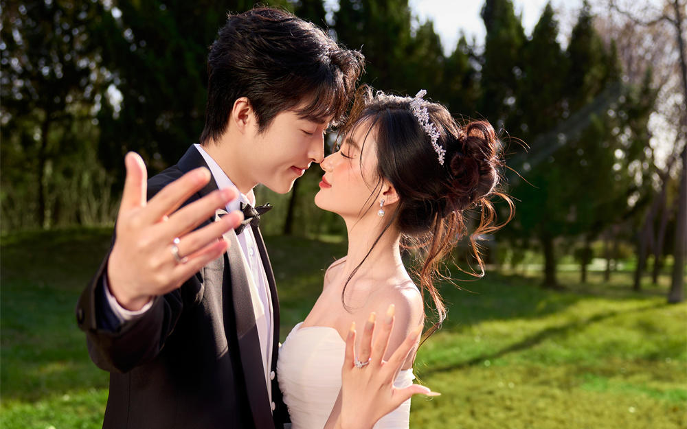 氛围感拿捏的香槟塔婚纱照✨真的嘎嘎出片❗️