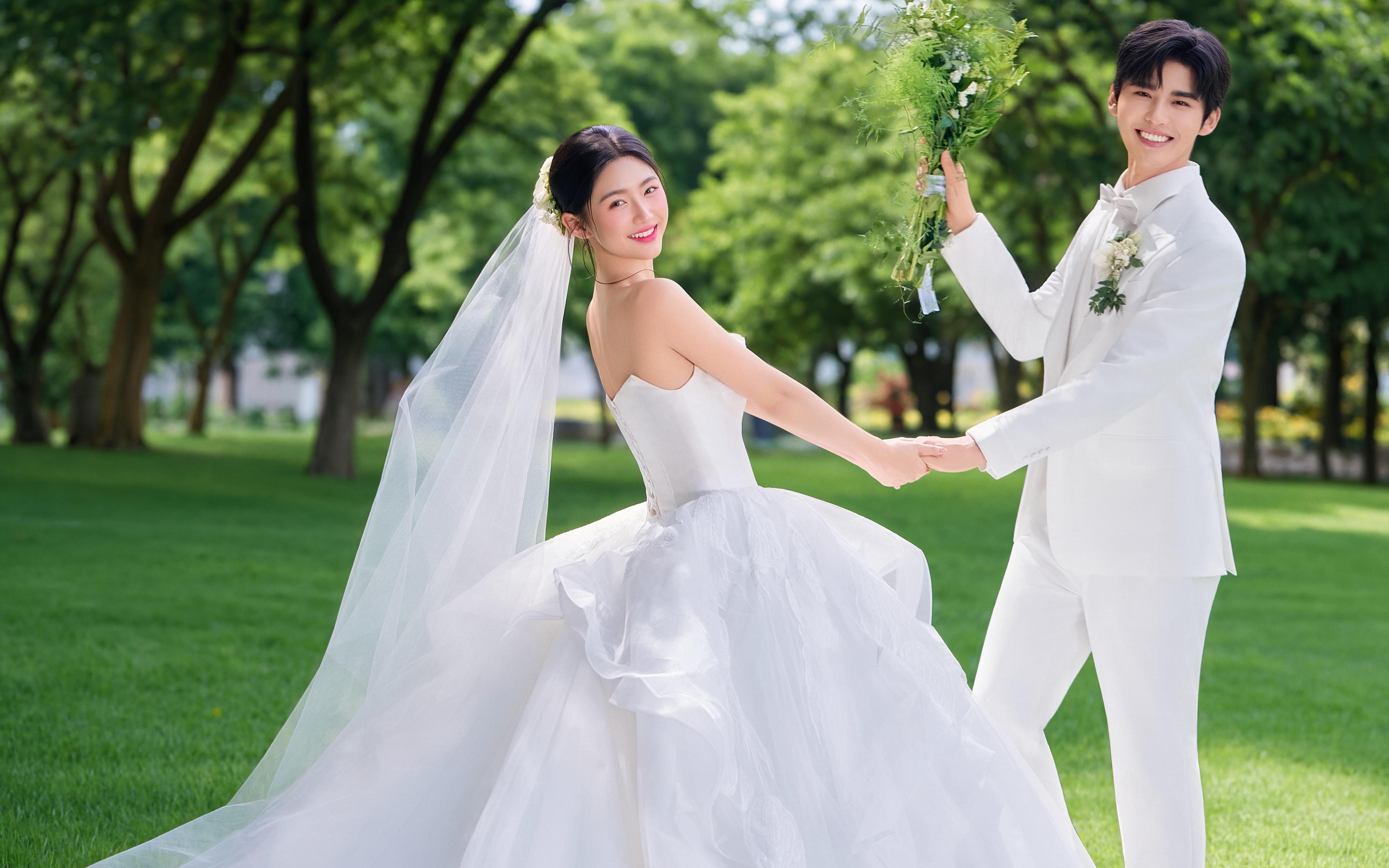草坪婚纱照里，私藏着蓬勃生命力与浪漫爱意