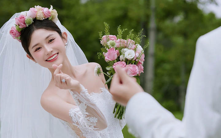 把浪漫藏进森林光影里🌲森系婚纱照