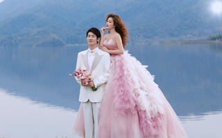 湖边草坪系列 粉色婚纱照