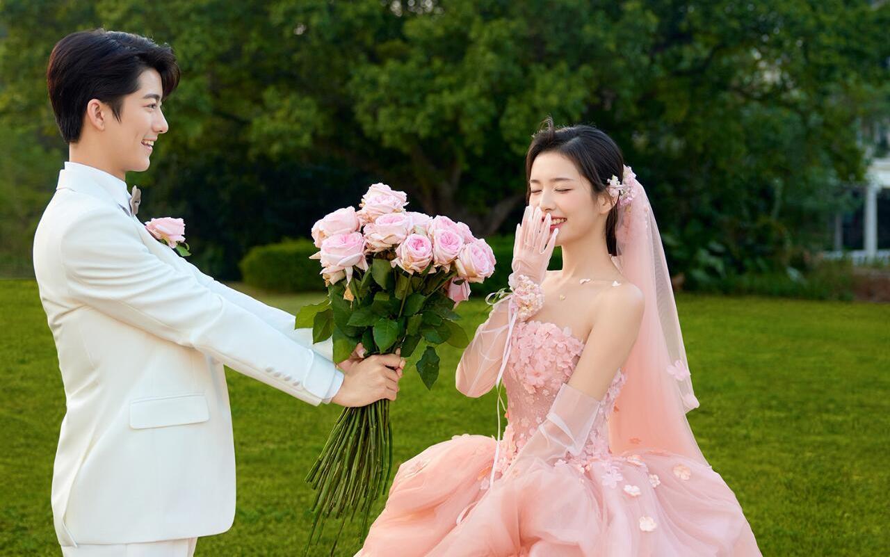 【甜度爆棚的森系草坪婚紗照】