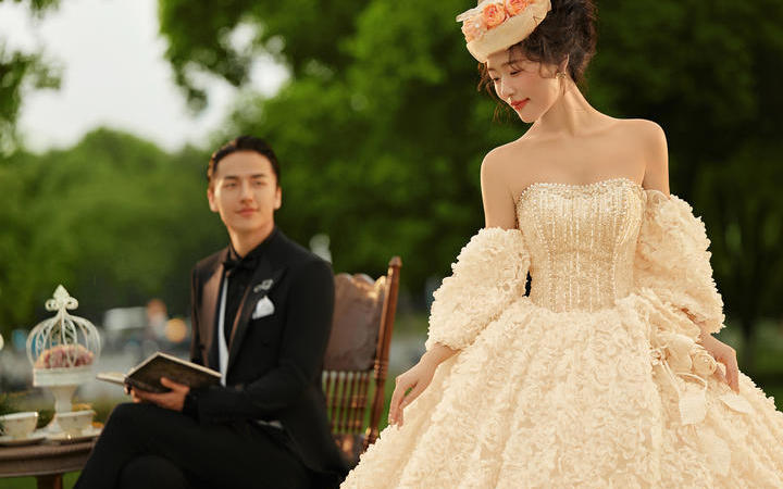 浪漫唯美的法式草坪婚紗照，