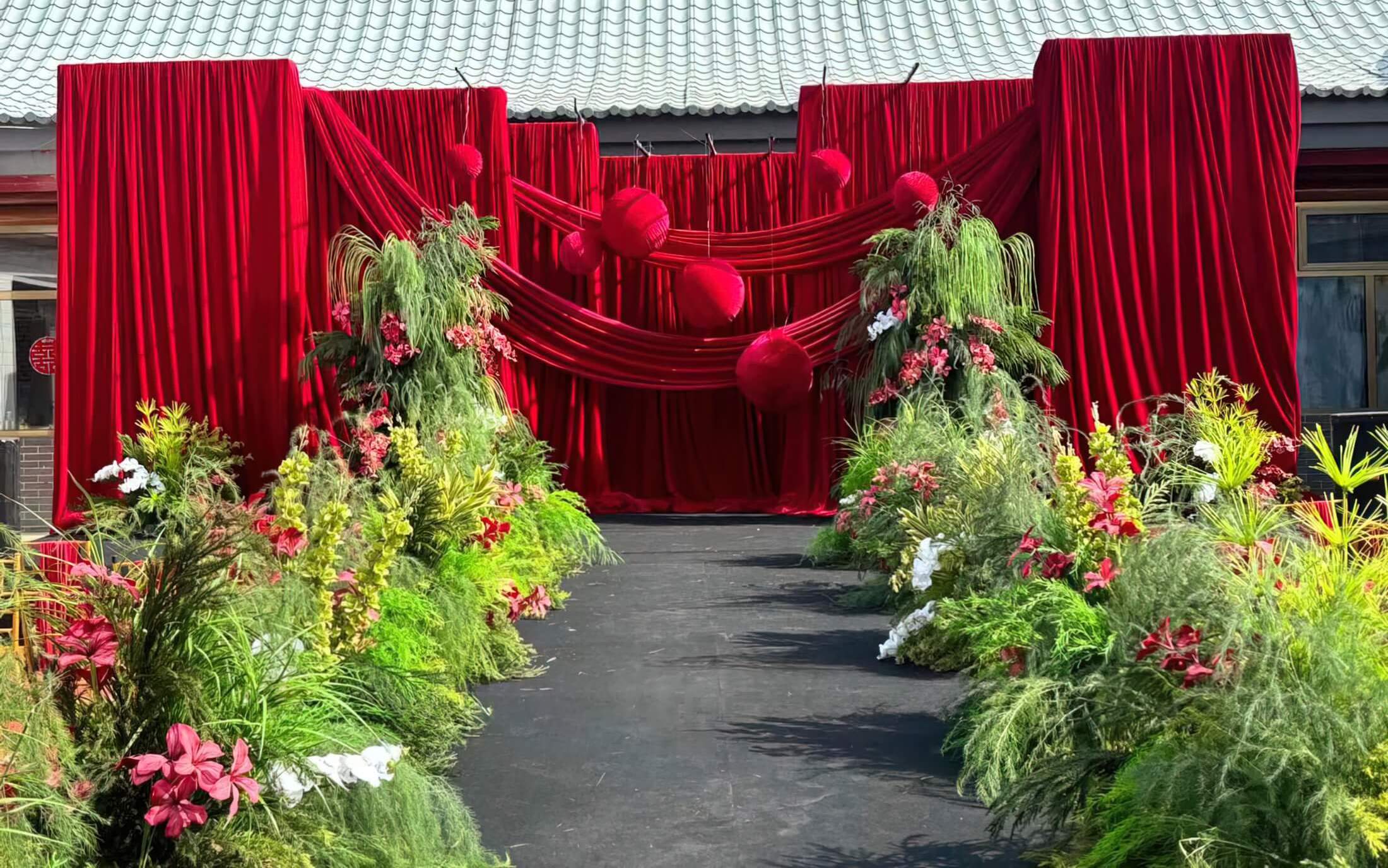 紅布幔隨風舞動，邂逅戶外婚禮的清新意境