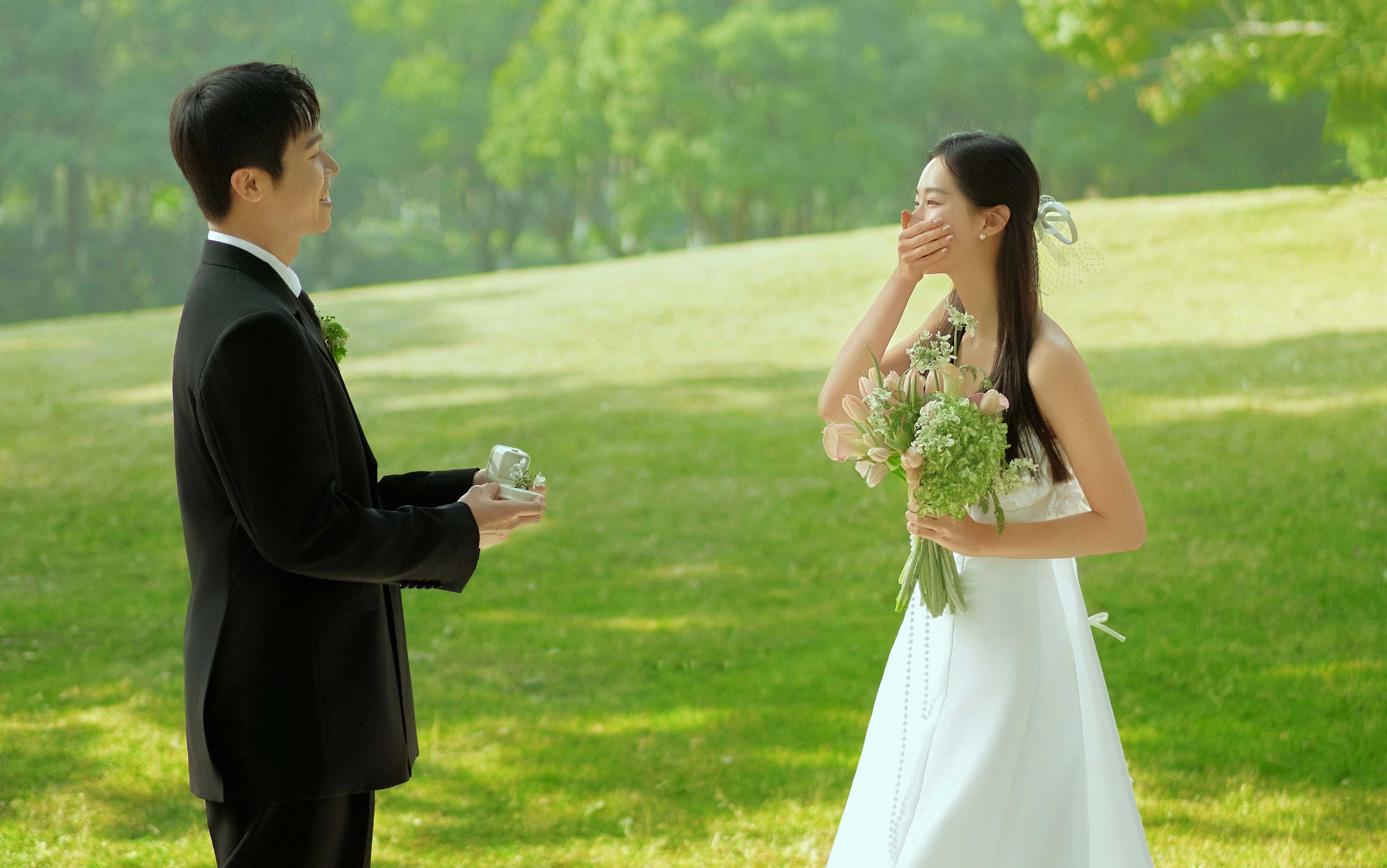 被鲜花和绿意治愈的森系婚照 超有氧气感