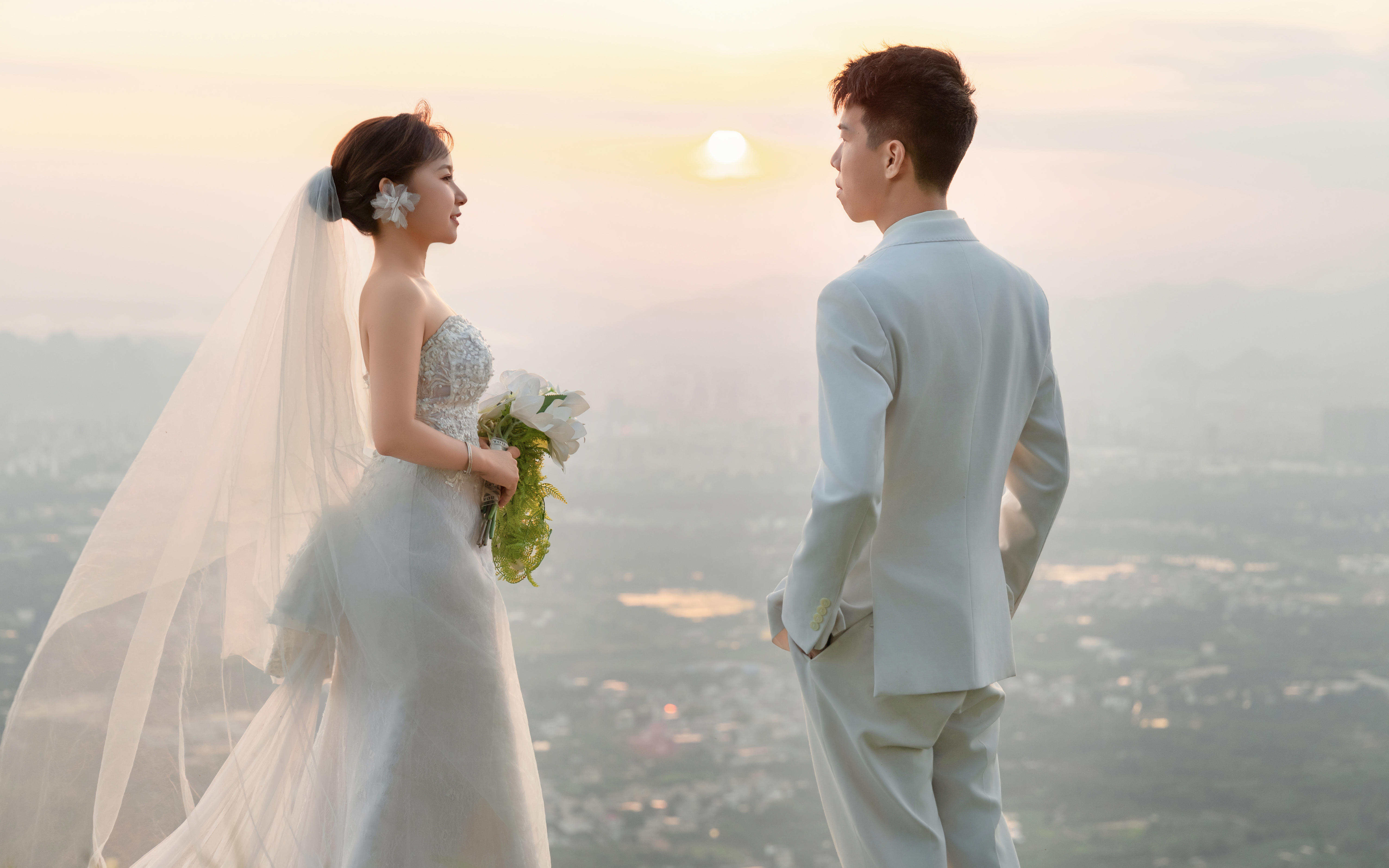 對夕陽的氛圍感毫無抵抗力｜山頂婚紗照客片