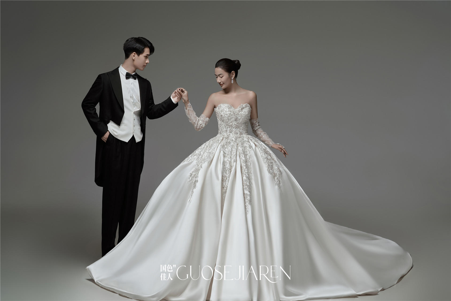 谁懂啊！渐变灰背景的主纱婚纱照真的很有仪式感啊！