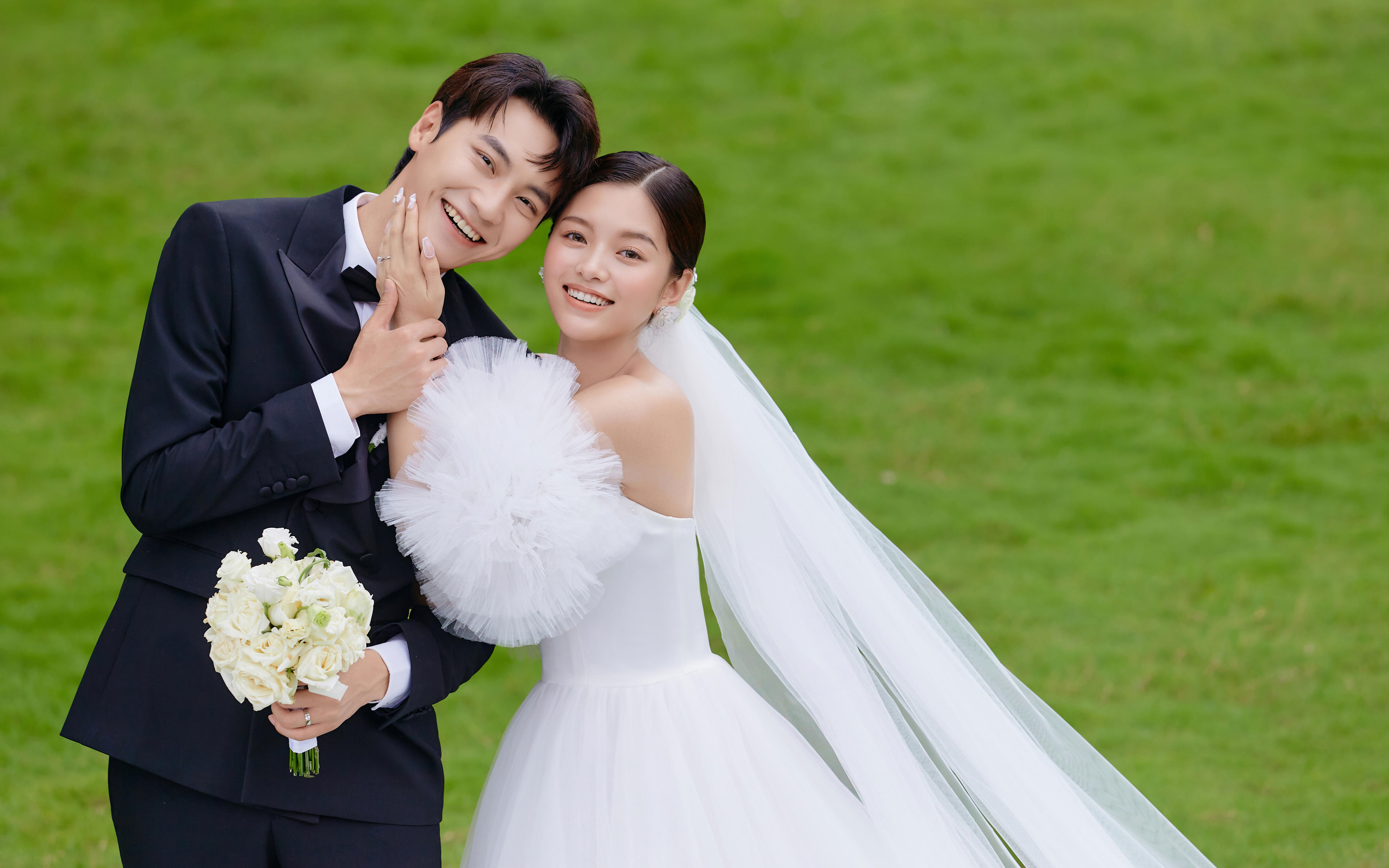 美到心里草坪森系婚纱照