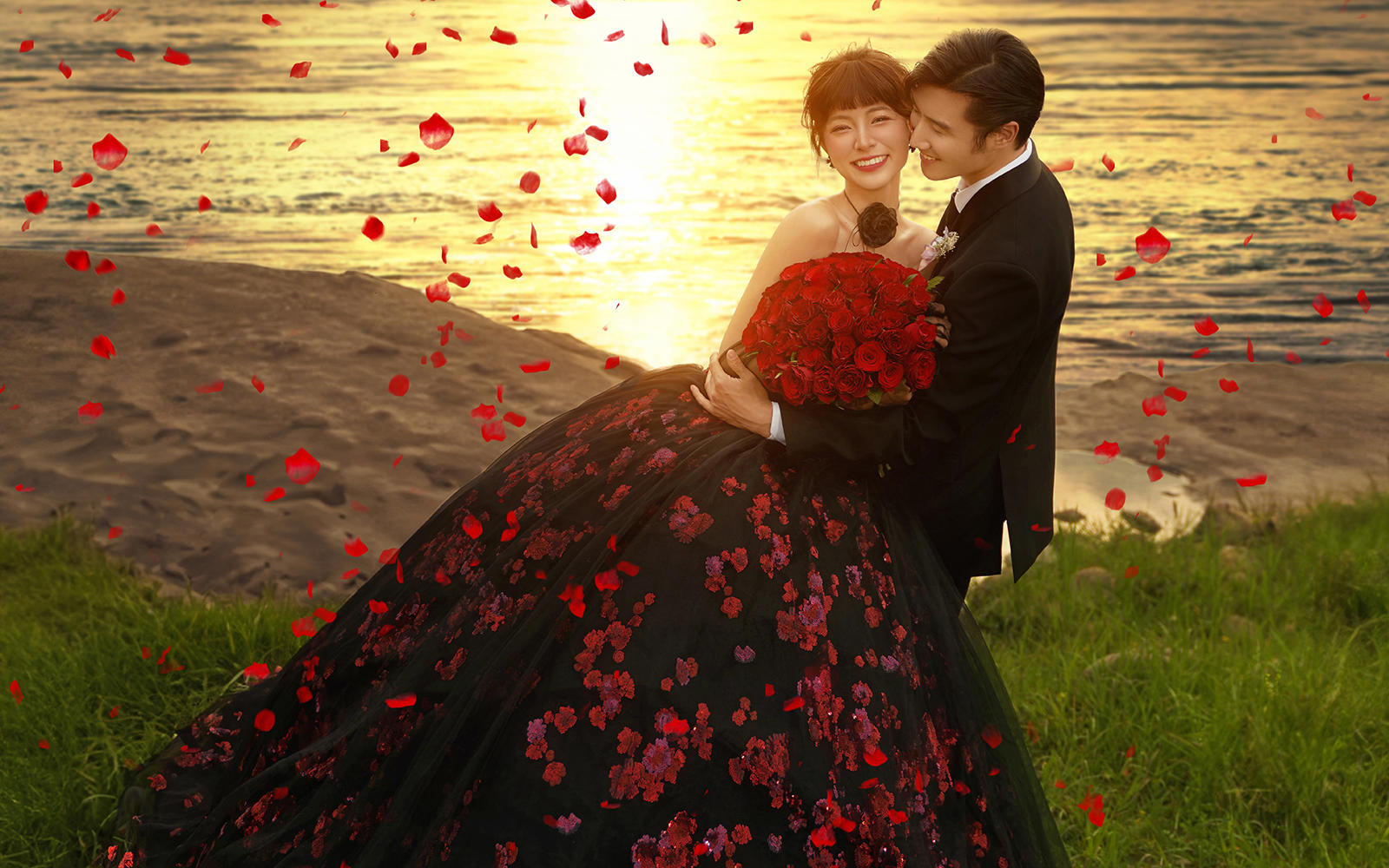 墨裳擁赤披霞醉，紅蕊纏香入夢(mèng)癡