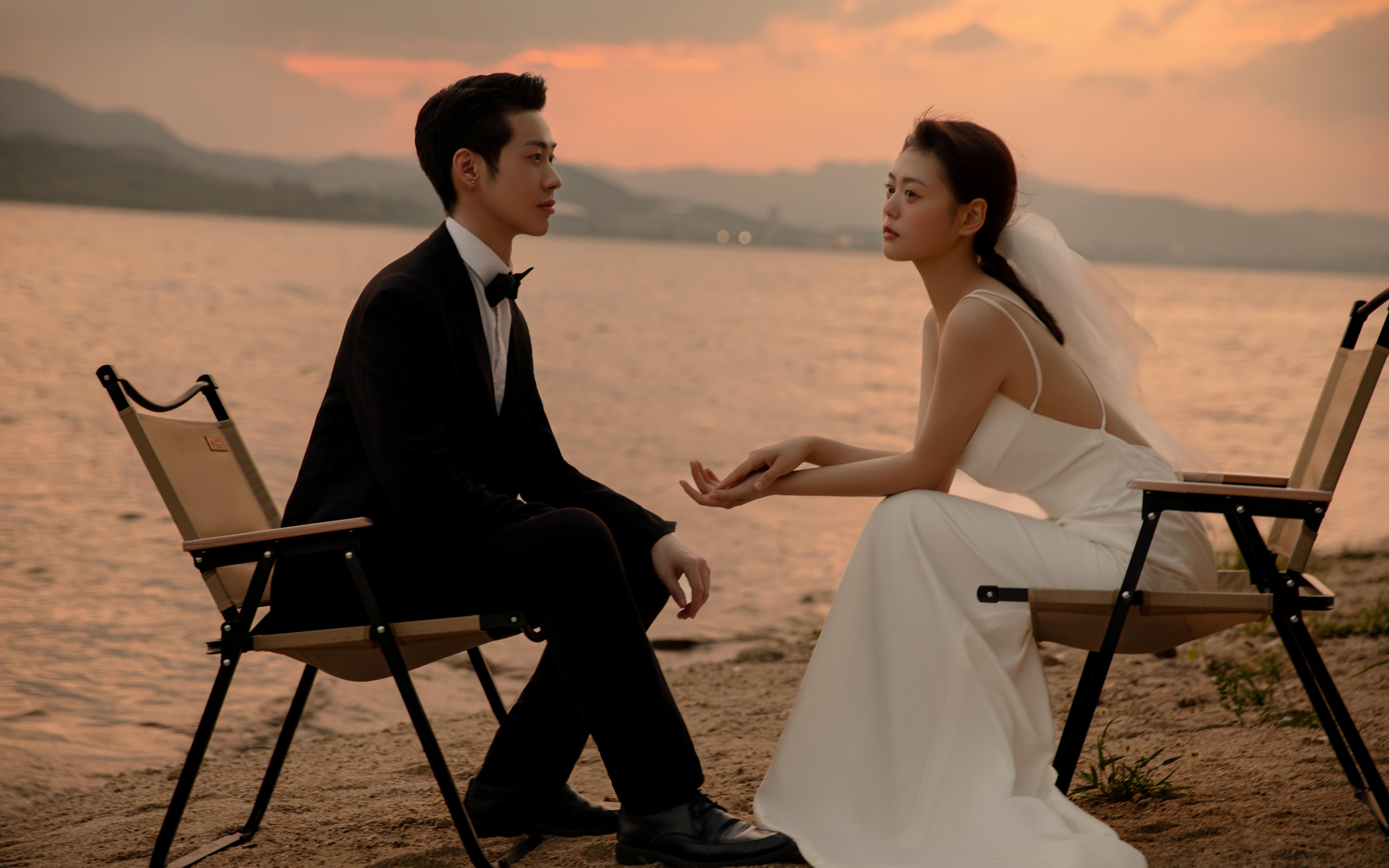 电影感满满的水边夕阳婚纱照