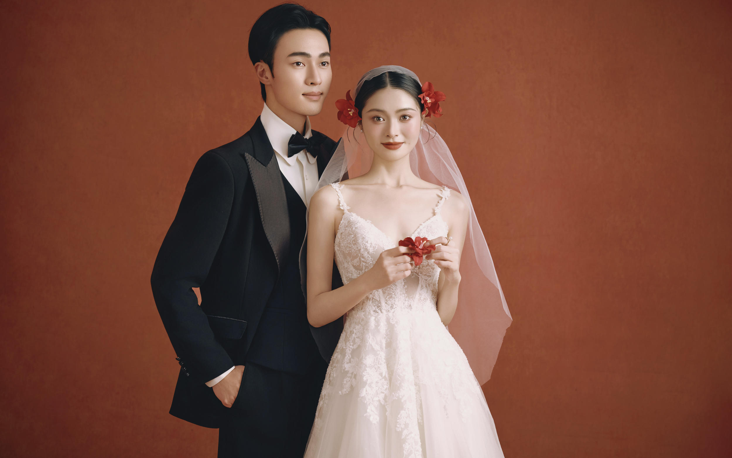 高级耐看的复古红背景婚纱照