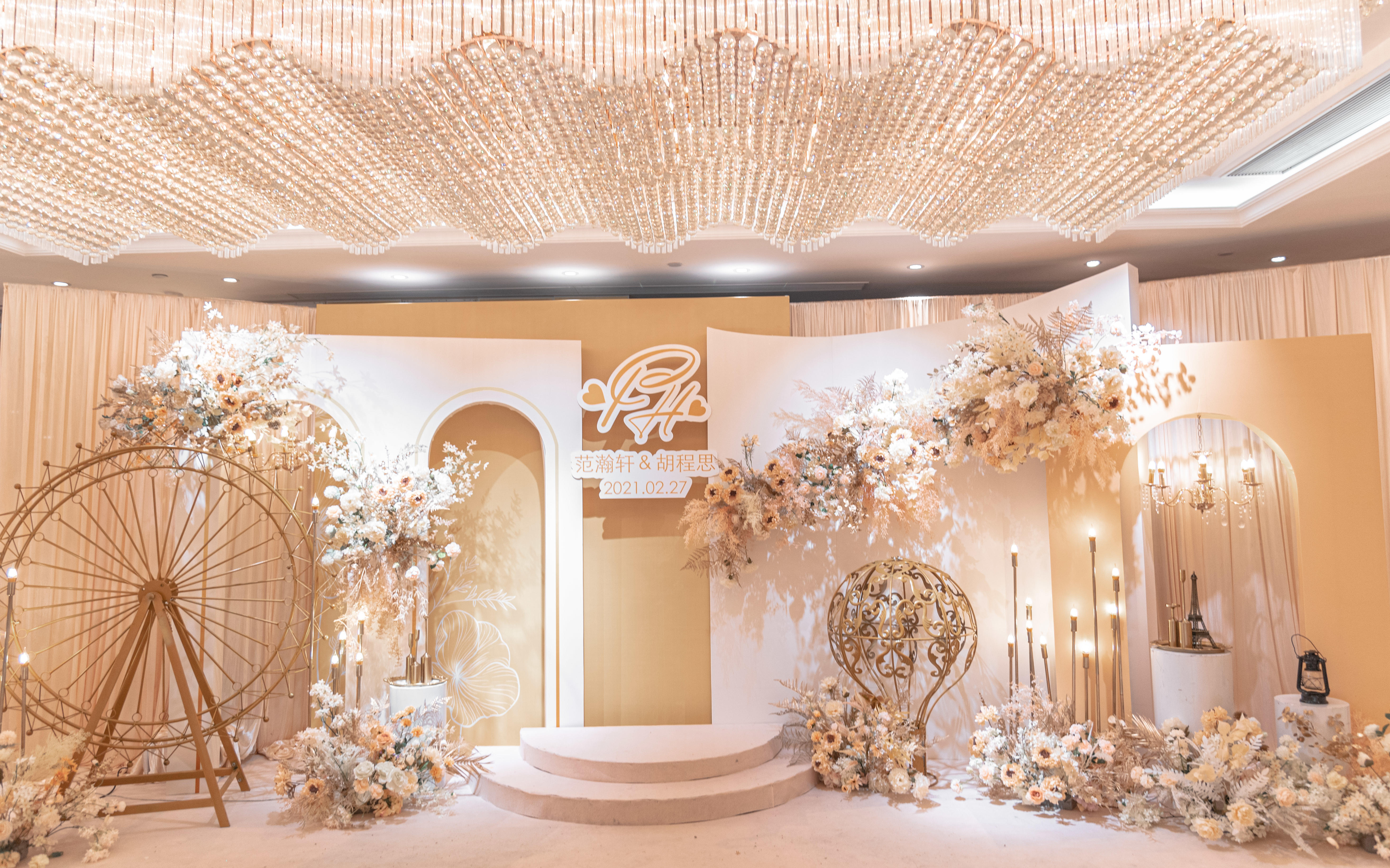 小宴会厅低预算香槟色婚礼