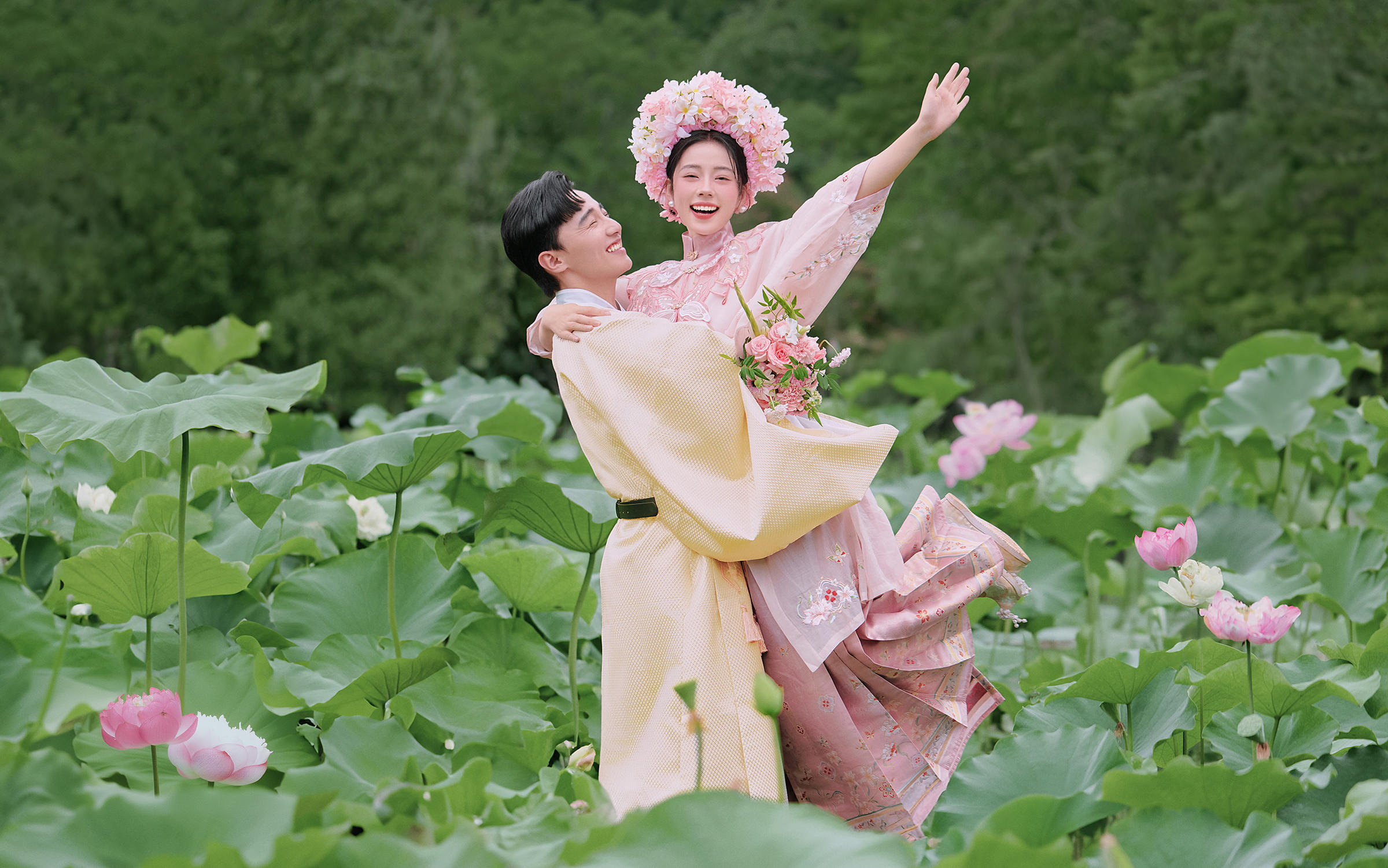 池中倒影穿唐制婚服，雙生蓮開在古今縫隙里