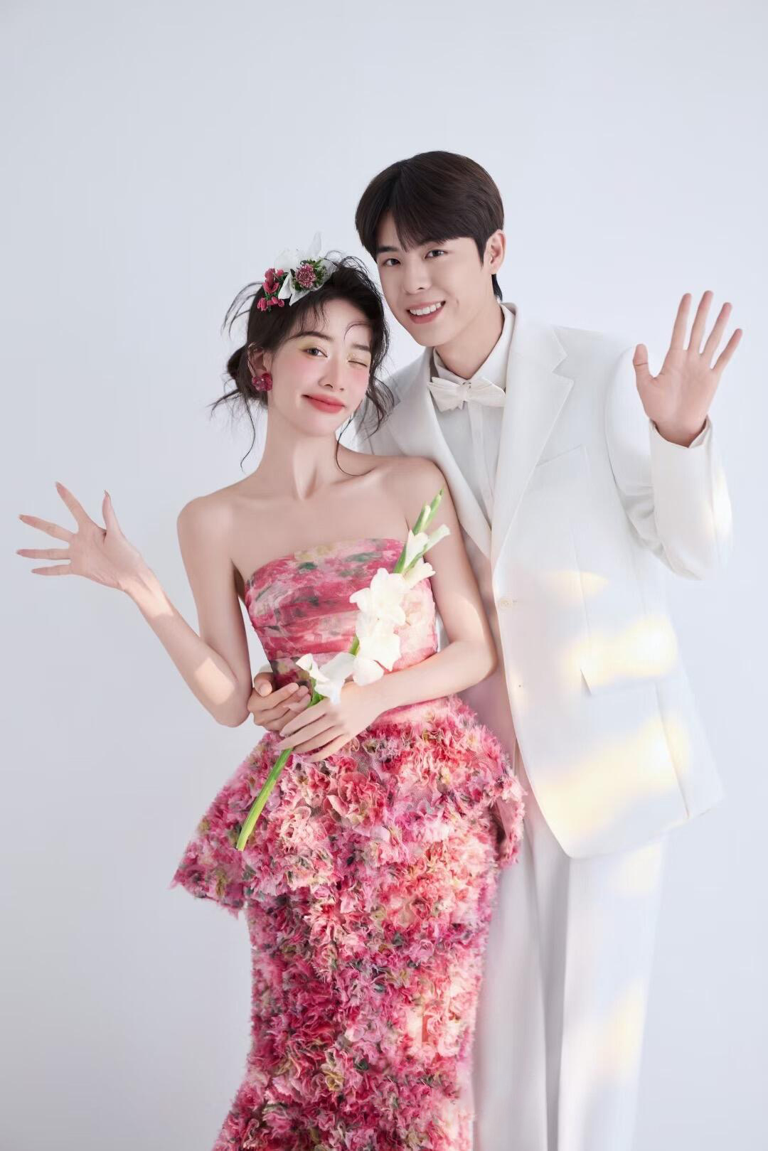 室内极简风婚纱照