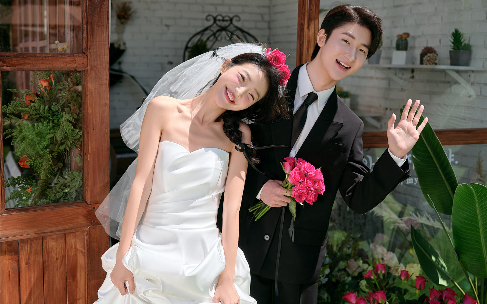  玫紅撞白紗?“野生感”婚紗照太靈動了！