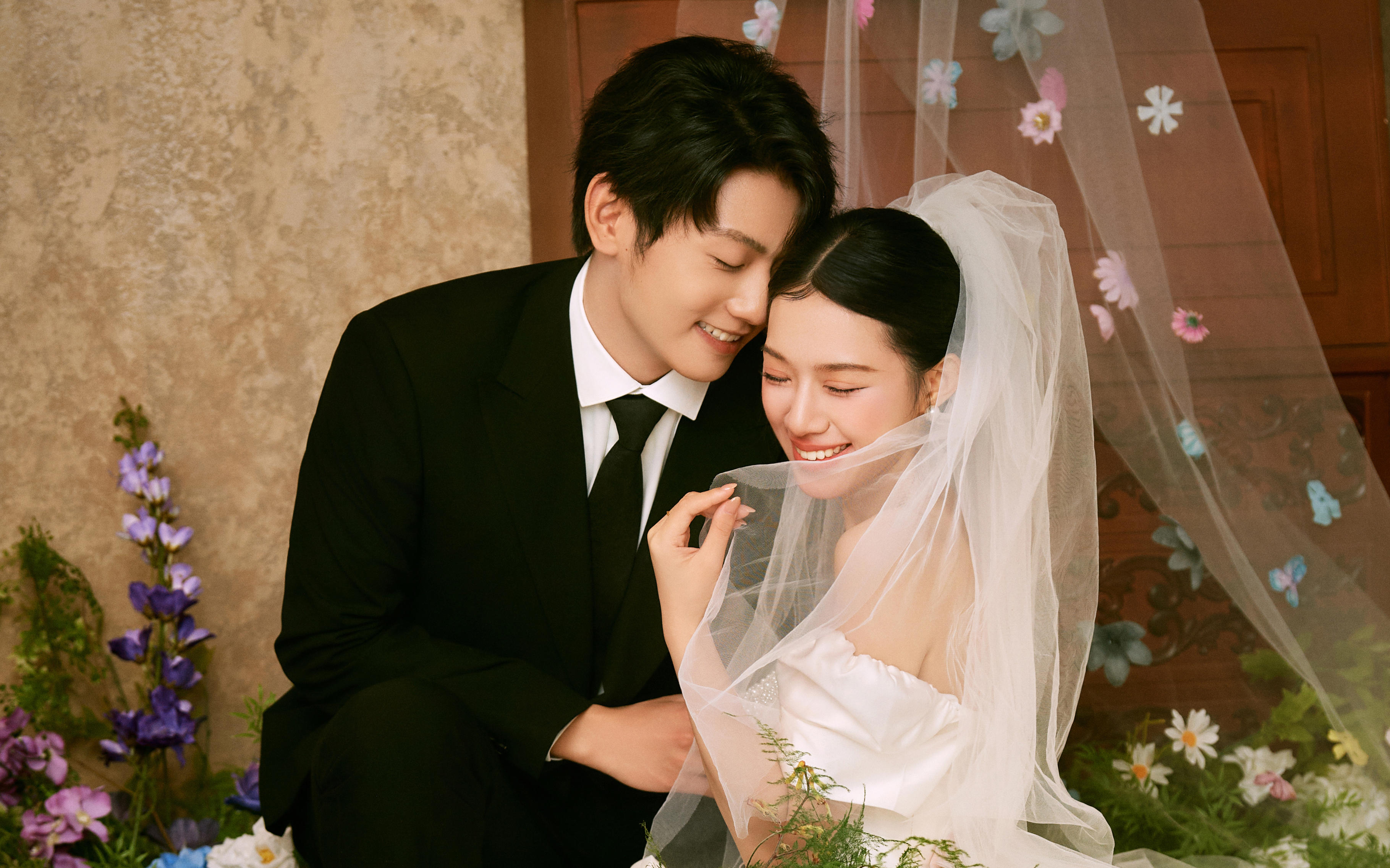 緞面婚紗搭配輕法式高級(jí)感拉滿