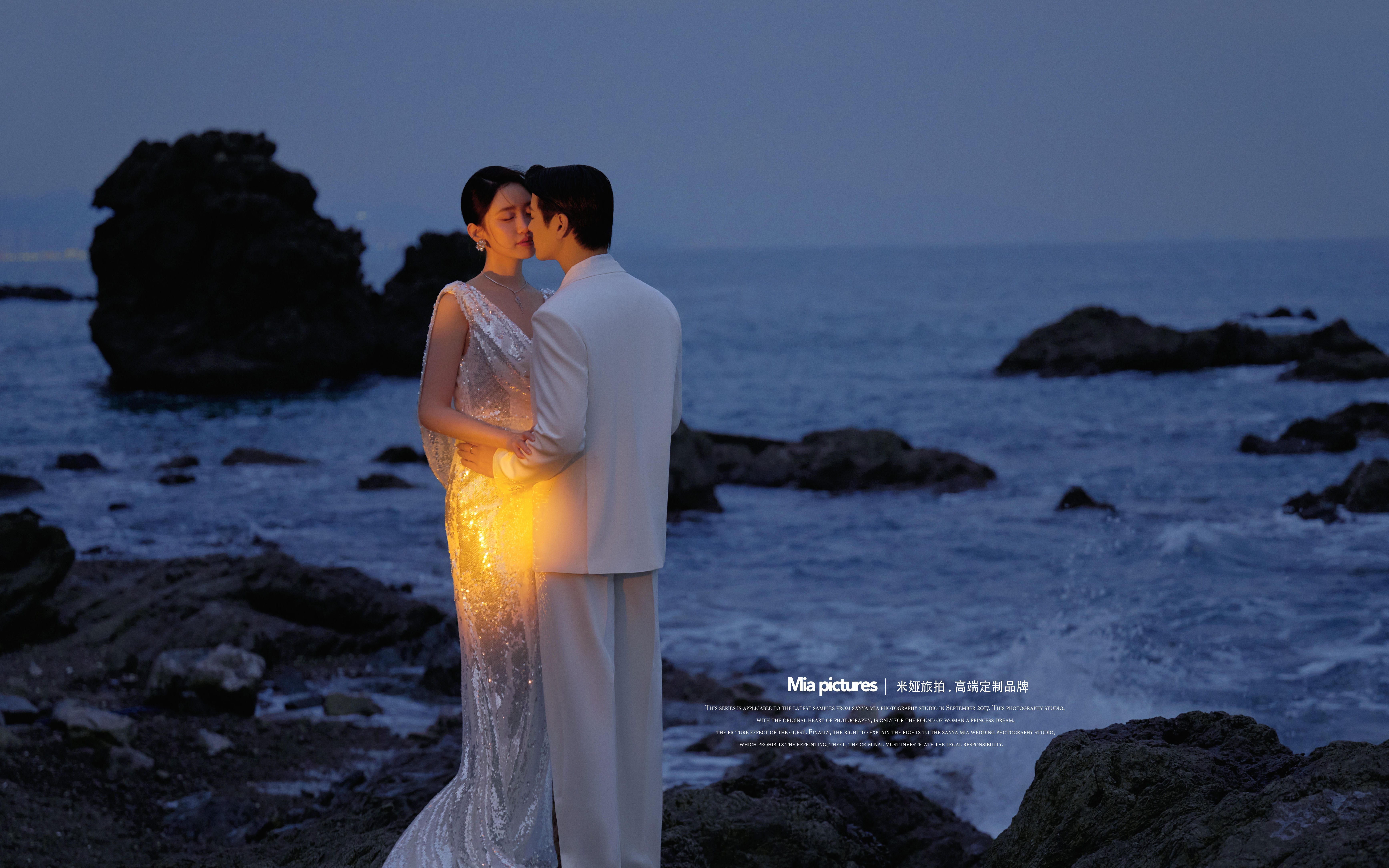 “落日時分說愛你”??三亞海島礁石婚紗照