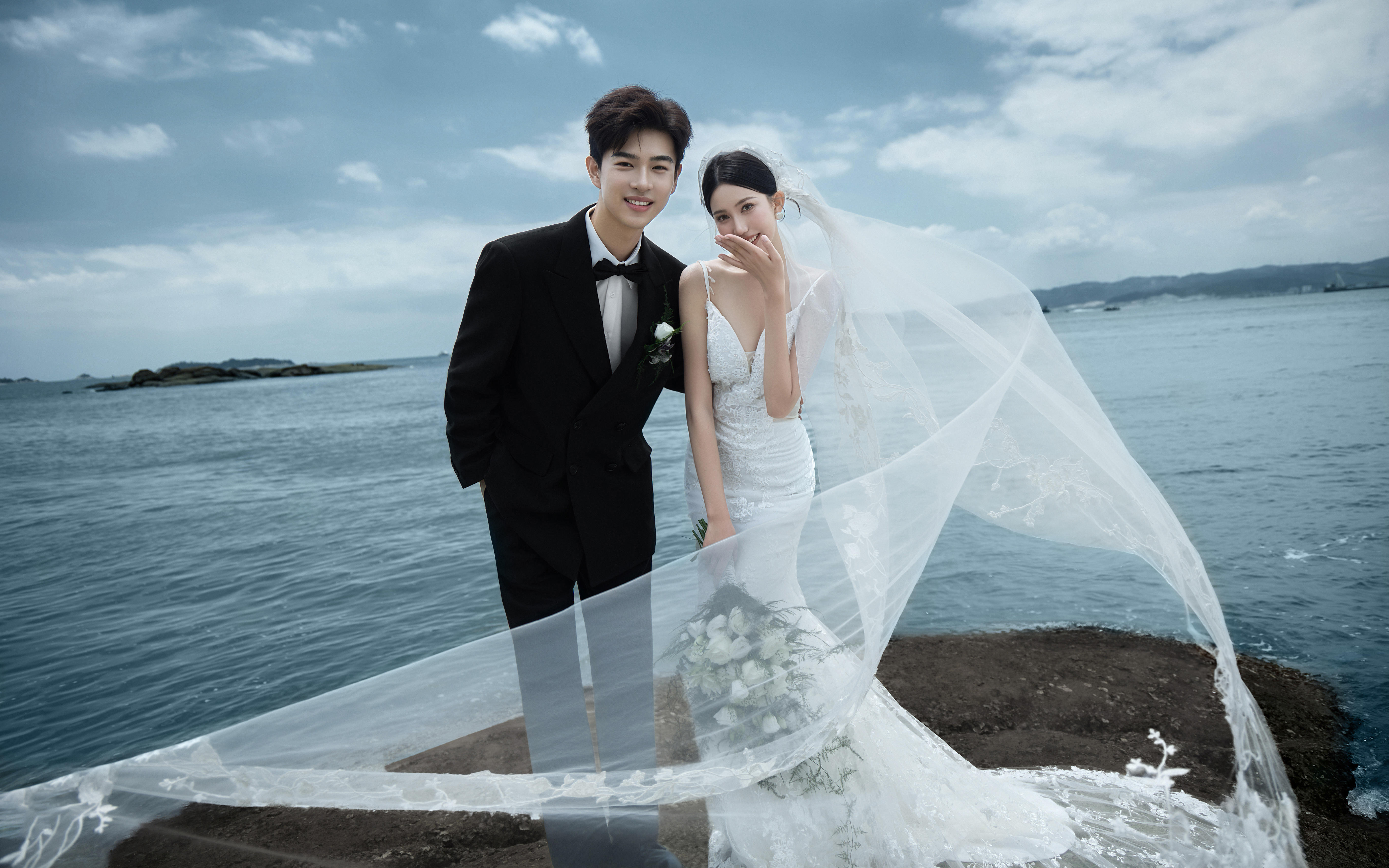 不用去冰島！陰天的礁石婚紗照直接封神了！