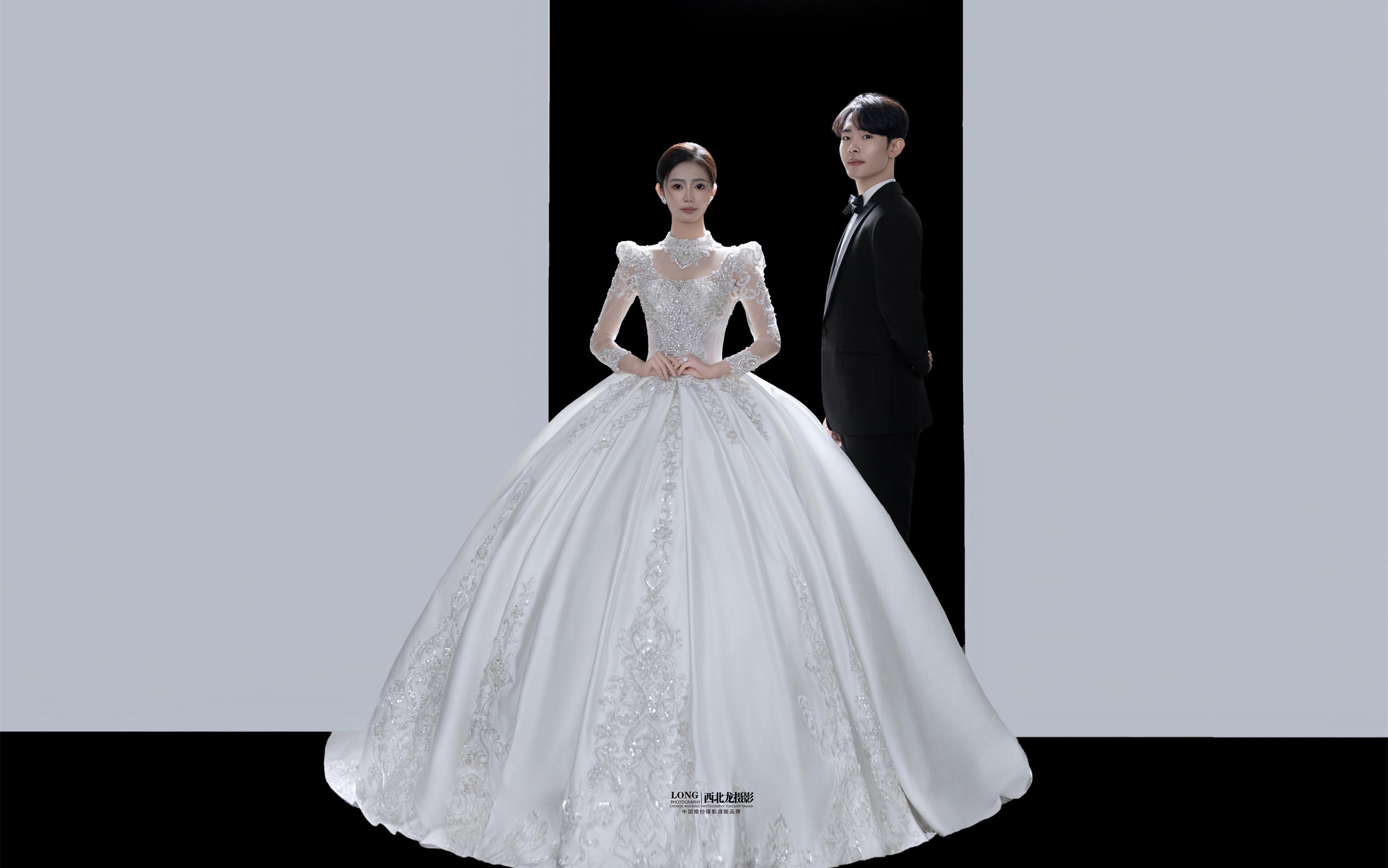 太爱这种高级感缎面简约光影婚纱照💫