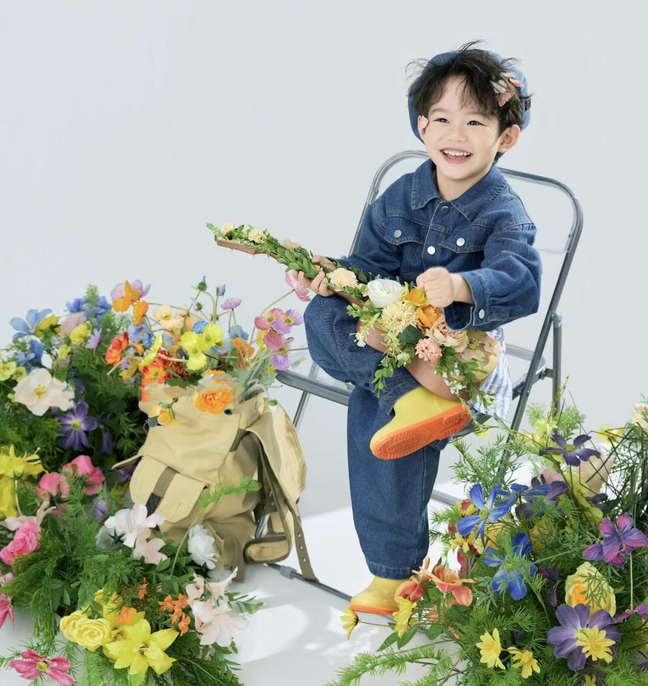 被鲜花包围的牛仔小少年