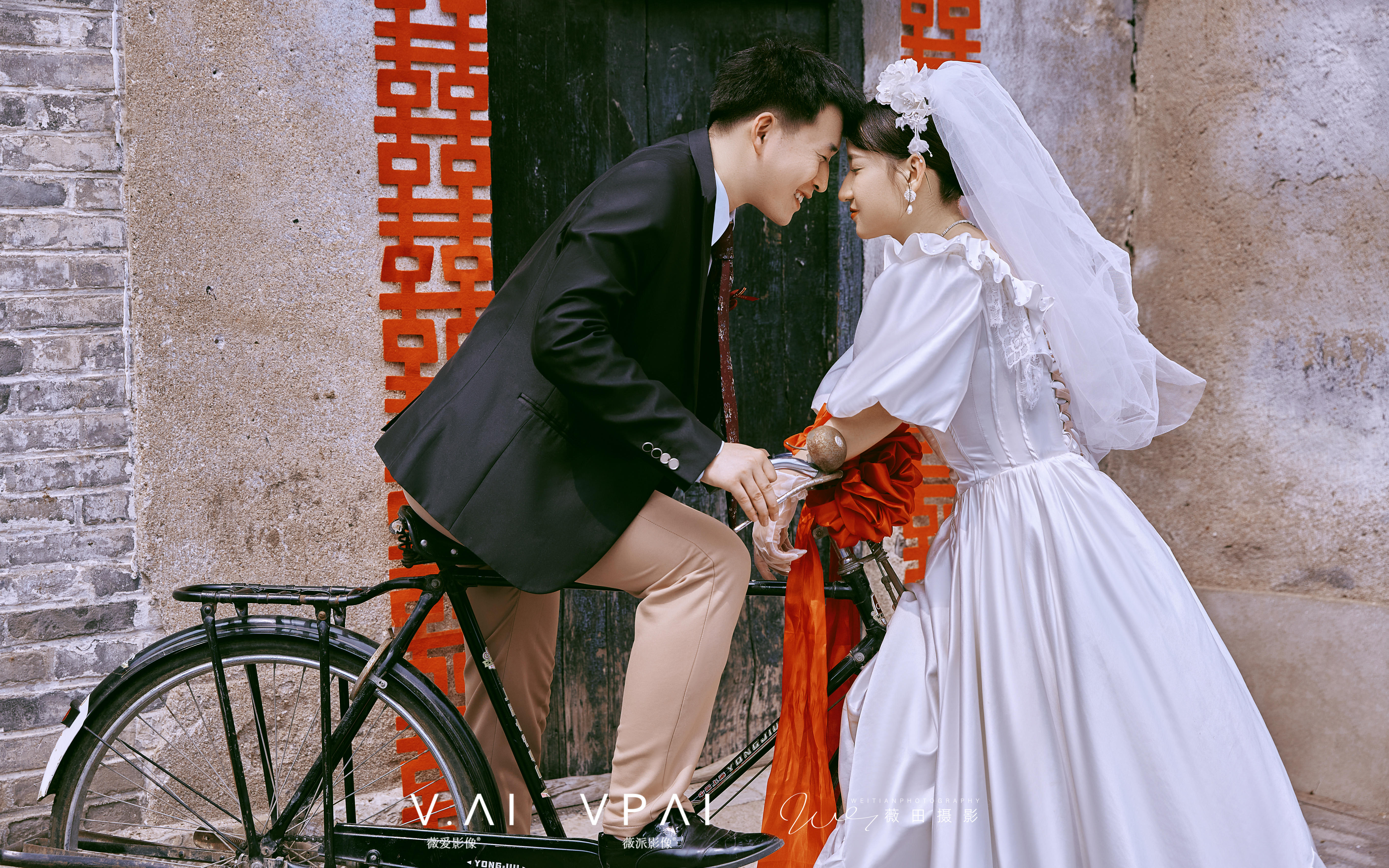 用妈妈的婚纱 拍了套90年代婚纱照