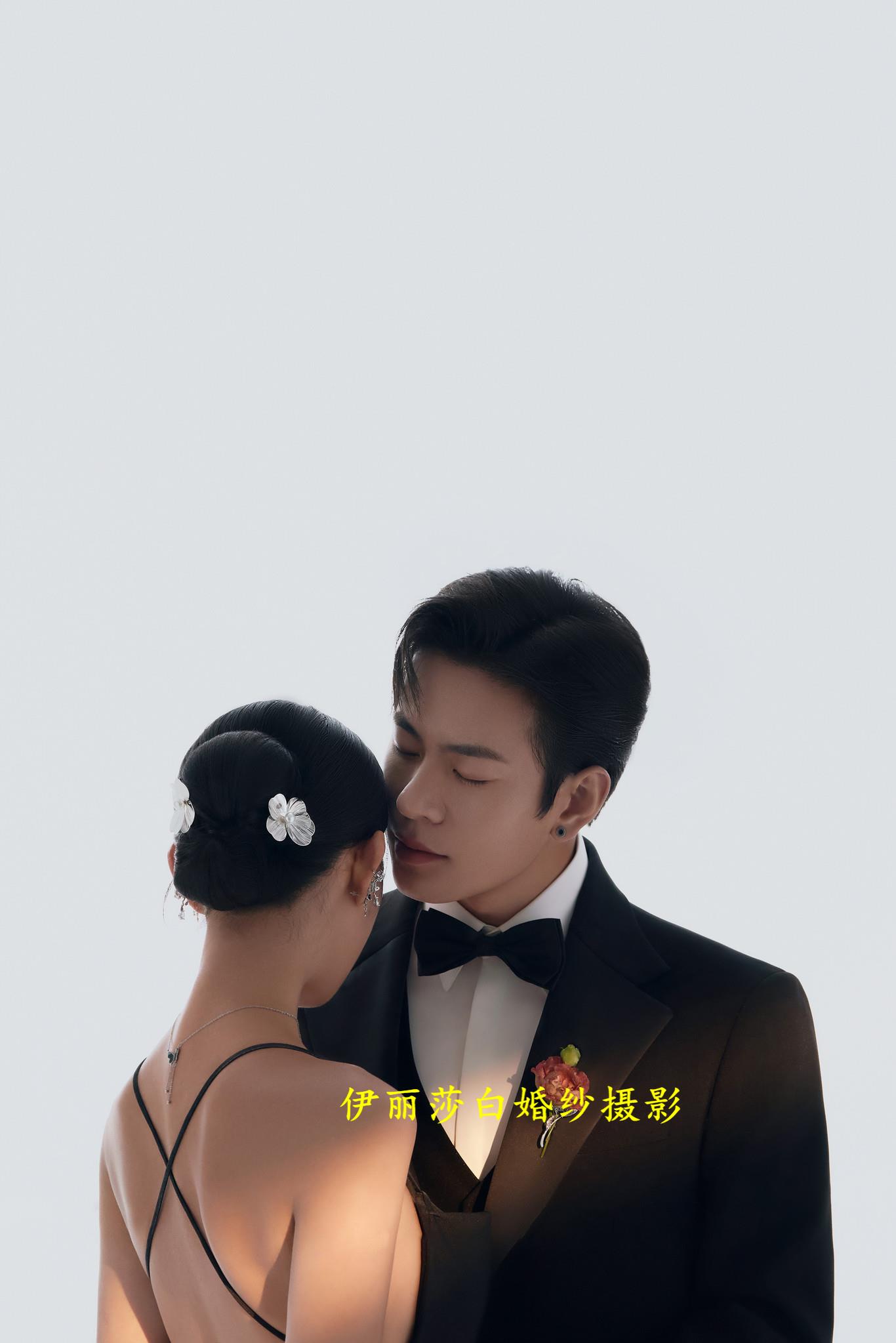 拍婚纱照3888套餐有跟妆+秀和+礼服 