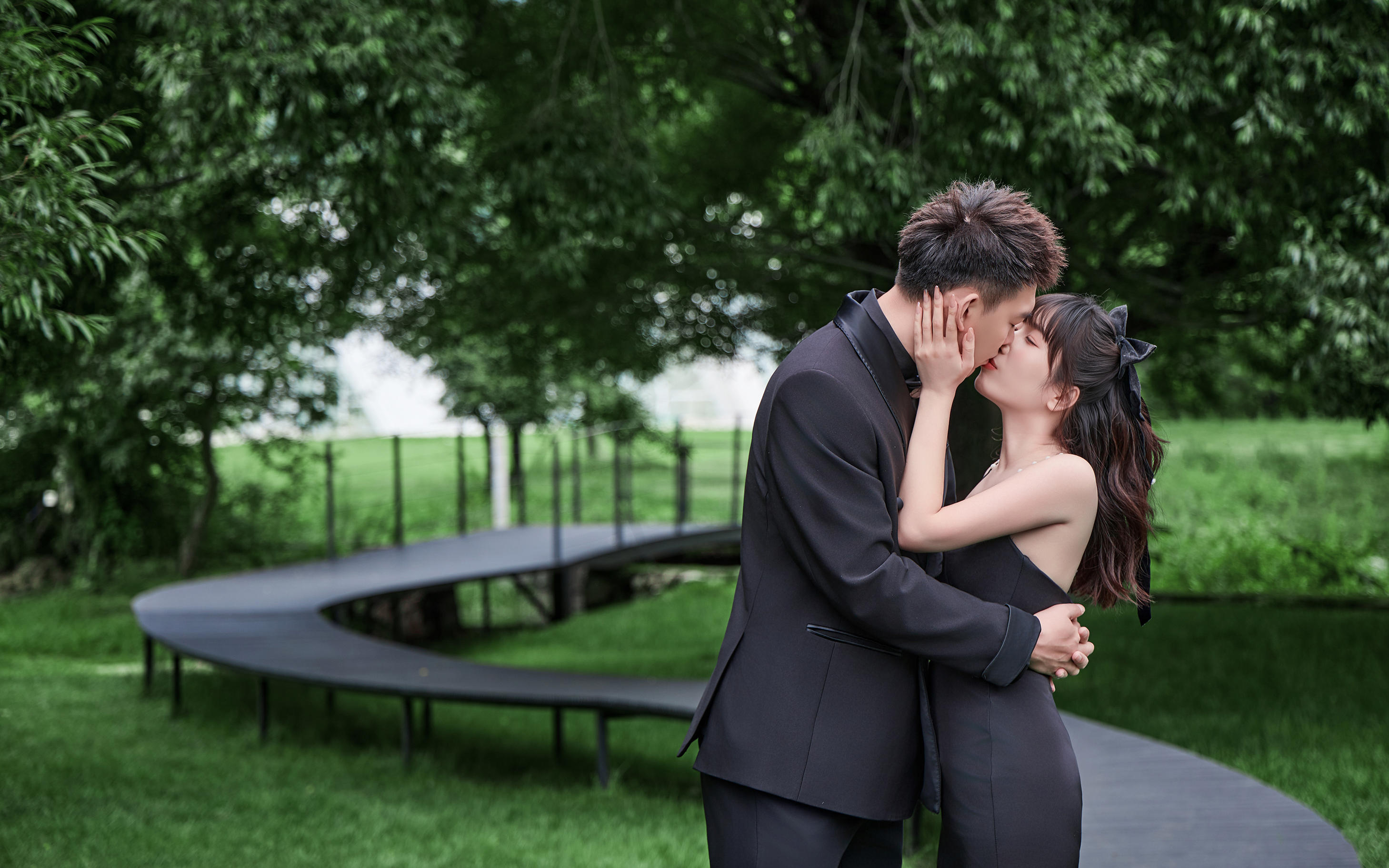  點(diǎn)擊收集松果解鎖你的森林婚禮圖集