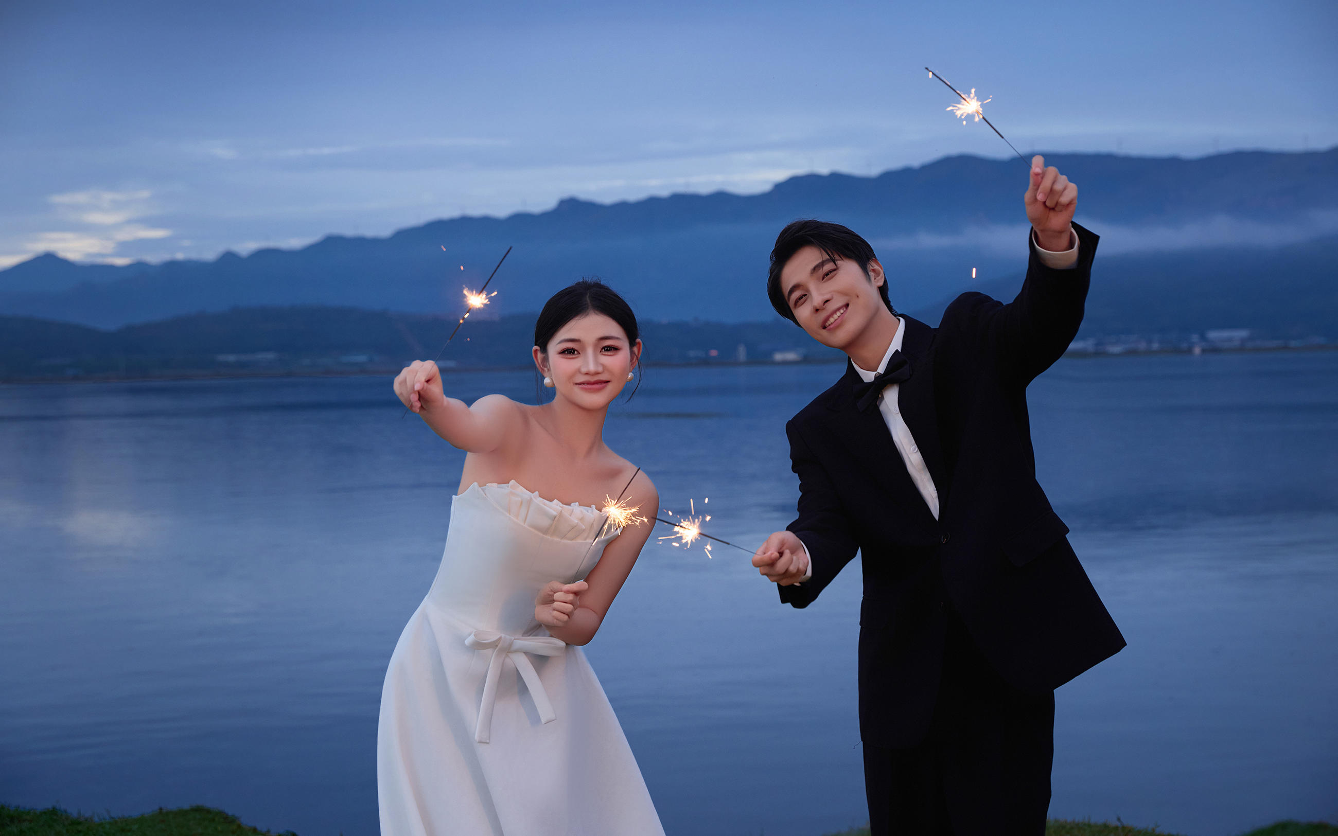 浪漫電影感長橋海水邊焰火夜景氛圍感婚紗照