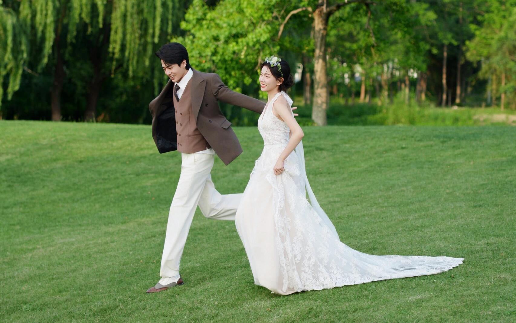 森系草坪婚纱照把童话穿在身上