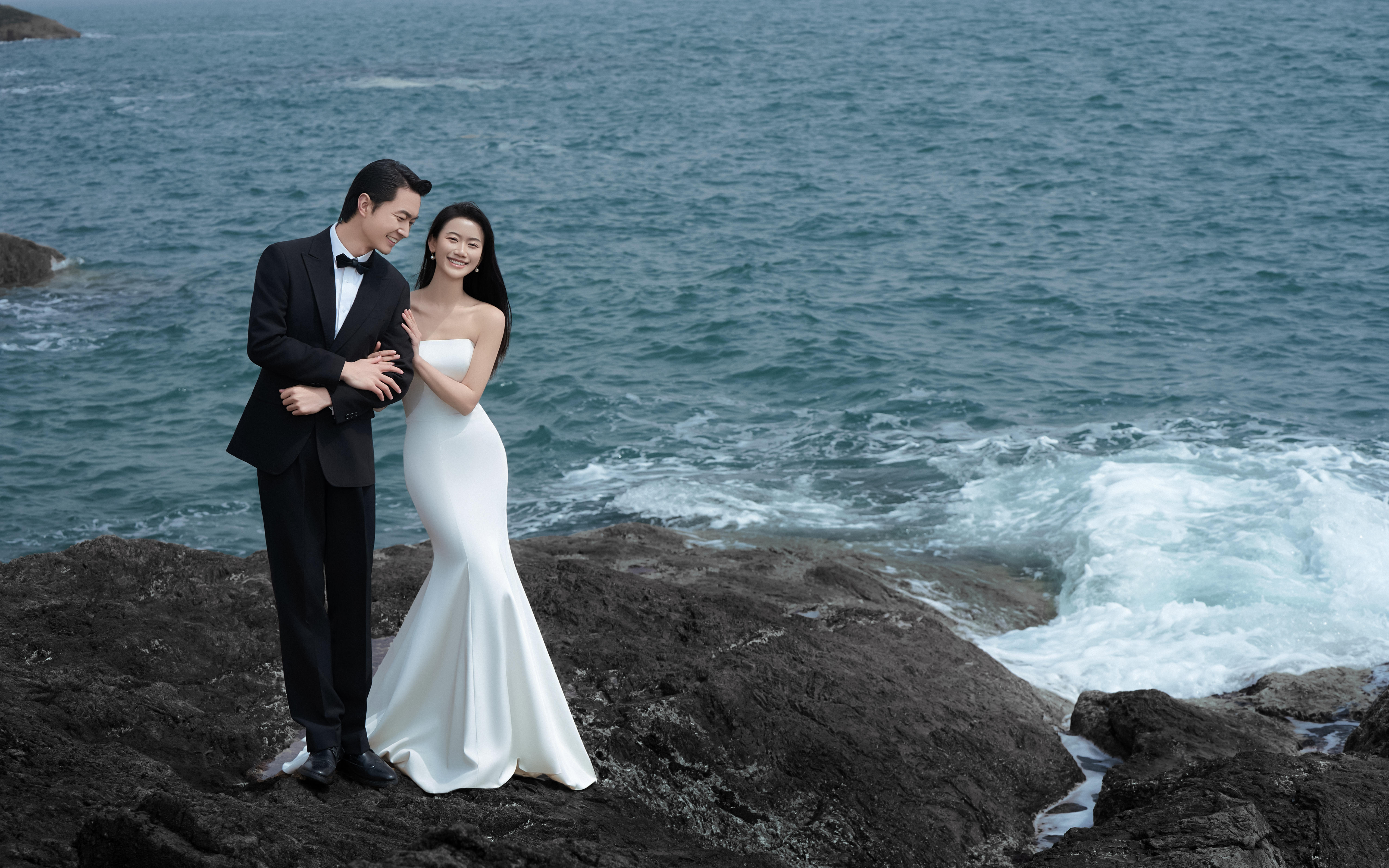 在海边拍的电影感婚纱照，真的太??了