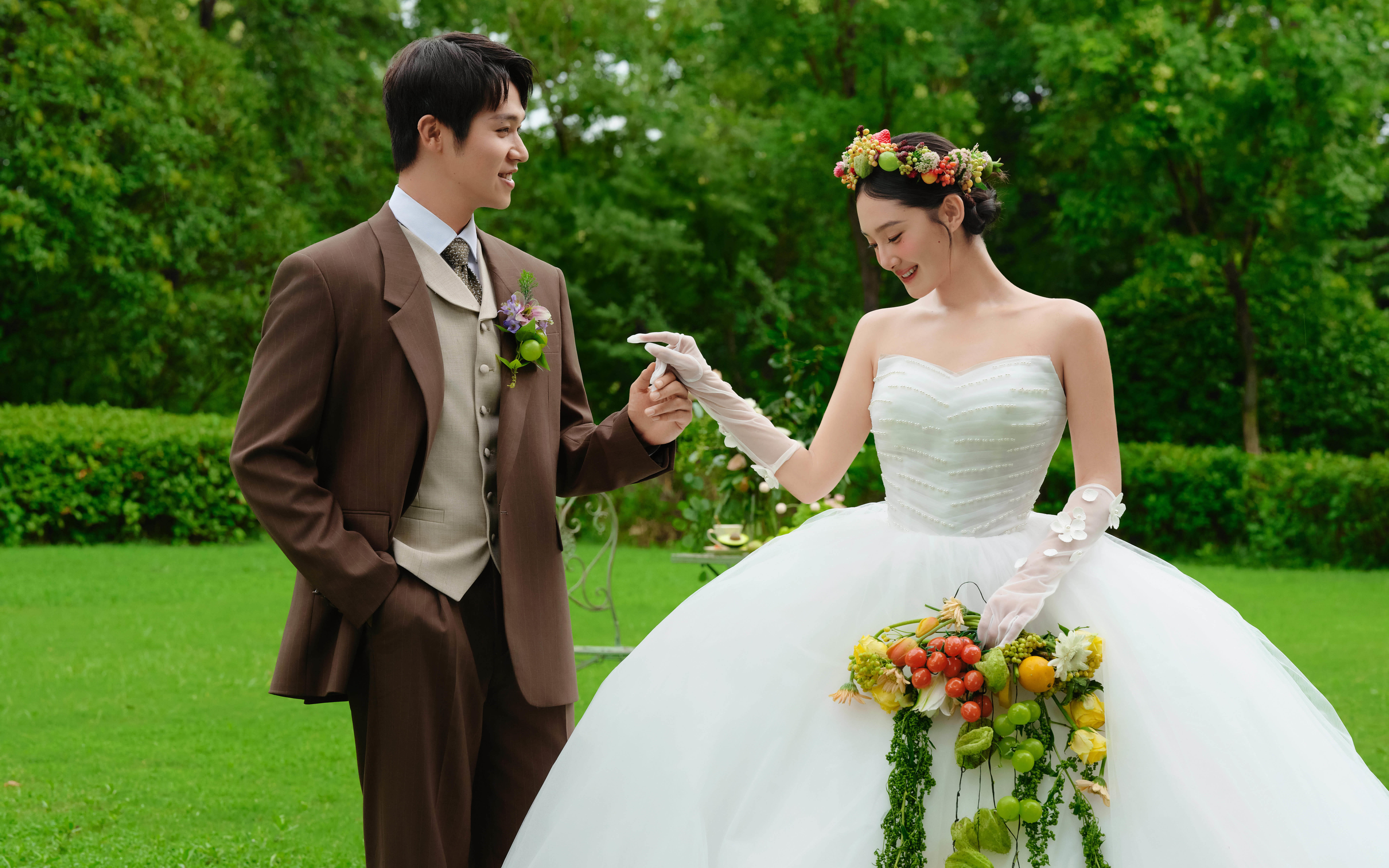 誓吻合韻/被超多姐妹安利的森系草坪婚紗照