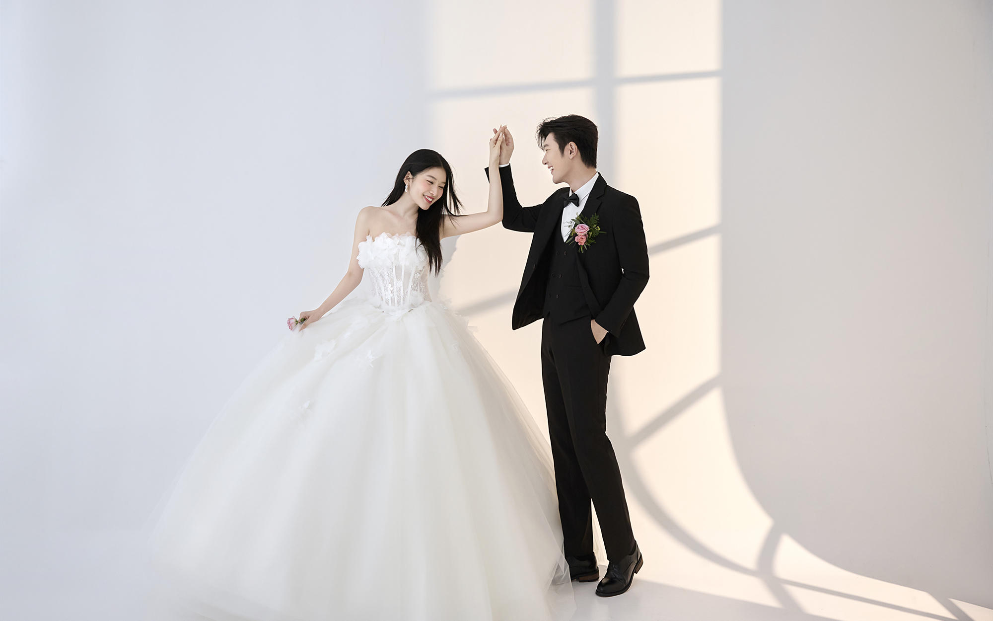 奶油色的光🍰甜妹的婚纱照长这样