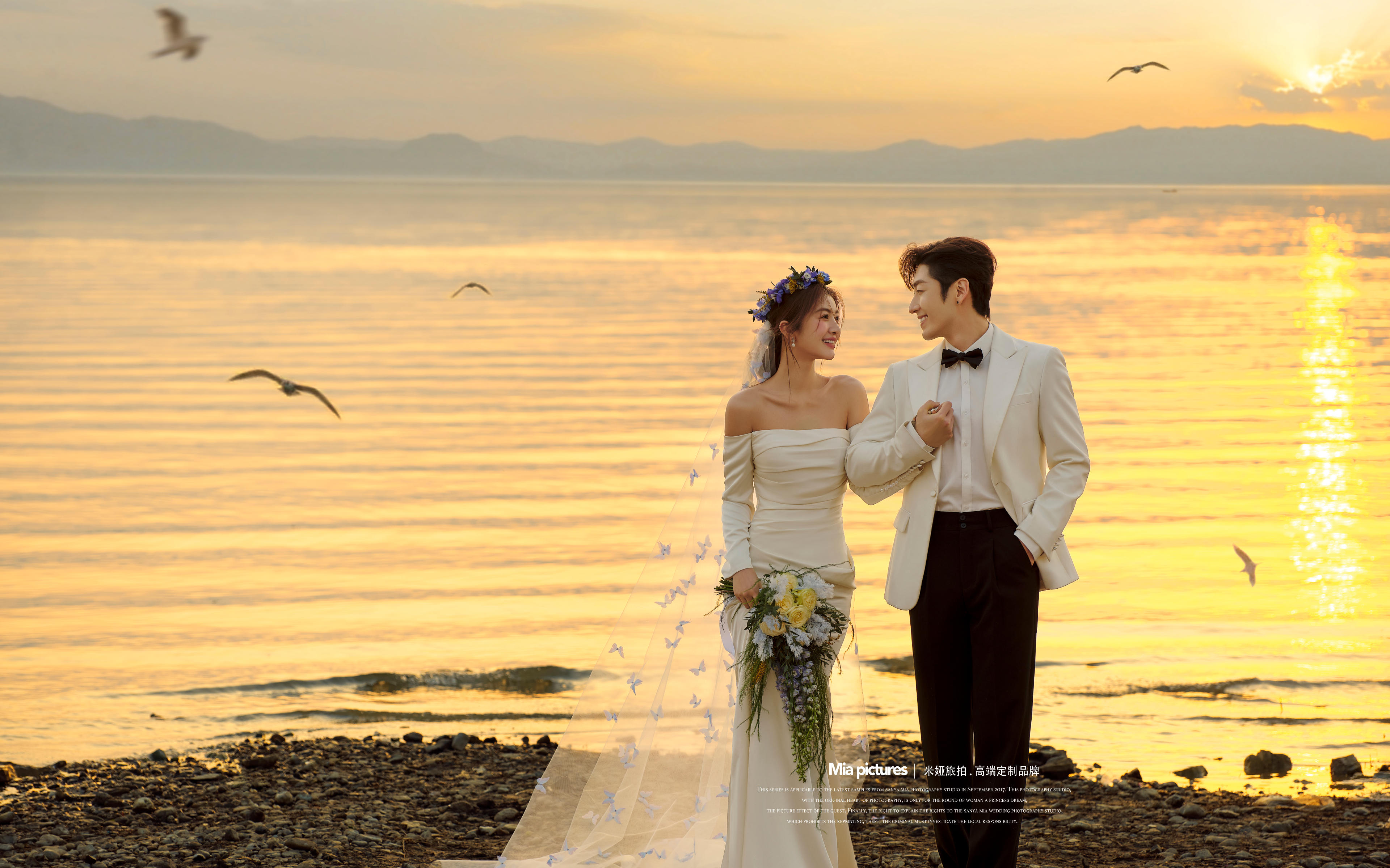 氛围感💯谁能拒绝日落下的海边婚纱照