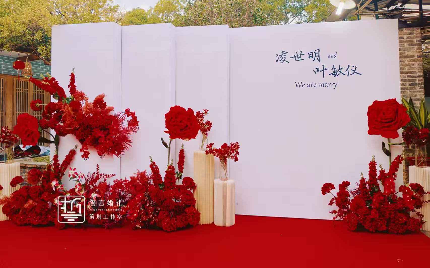 簡潔紅色韓式婚禮布置迎賓區(qū)
