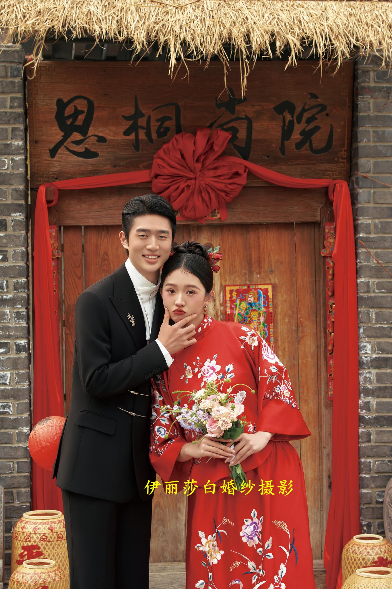 拍婚纱照3888套餐有跟妆+秀和+礼服 4699