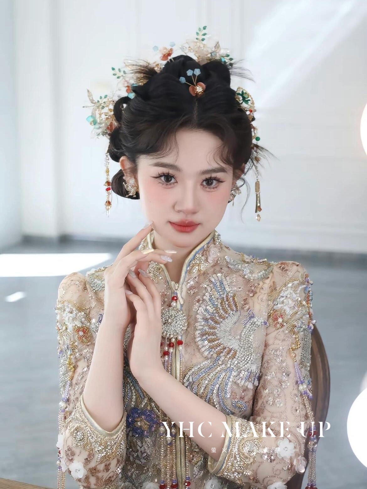 萤火虫婚礼．甜美系的金色秀禾服妆造