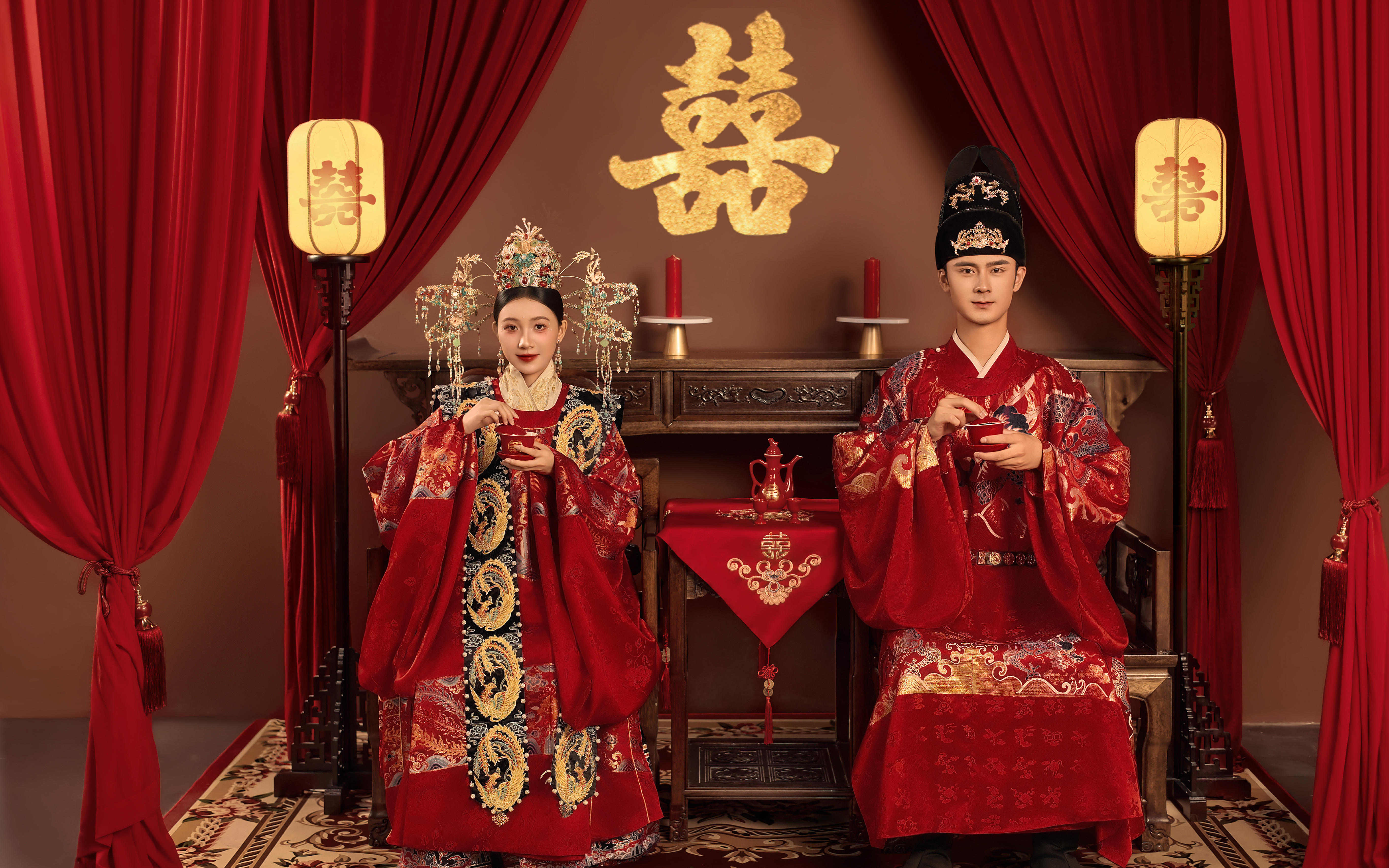 中式婚照｜ 鳳冠霞帔 ×紅袍折扇，氛圍感直接拉滿
