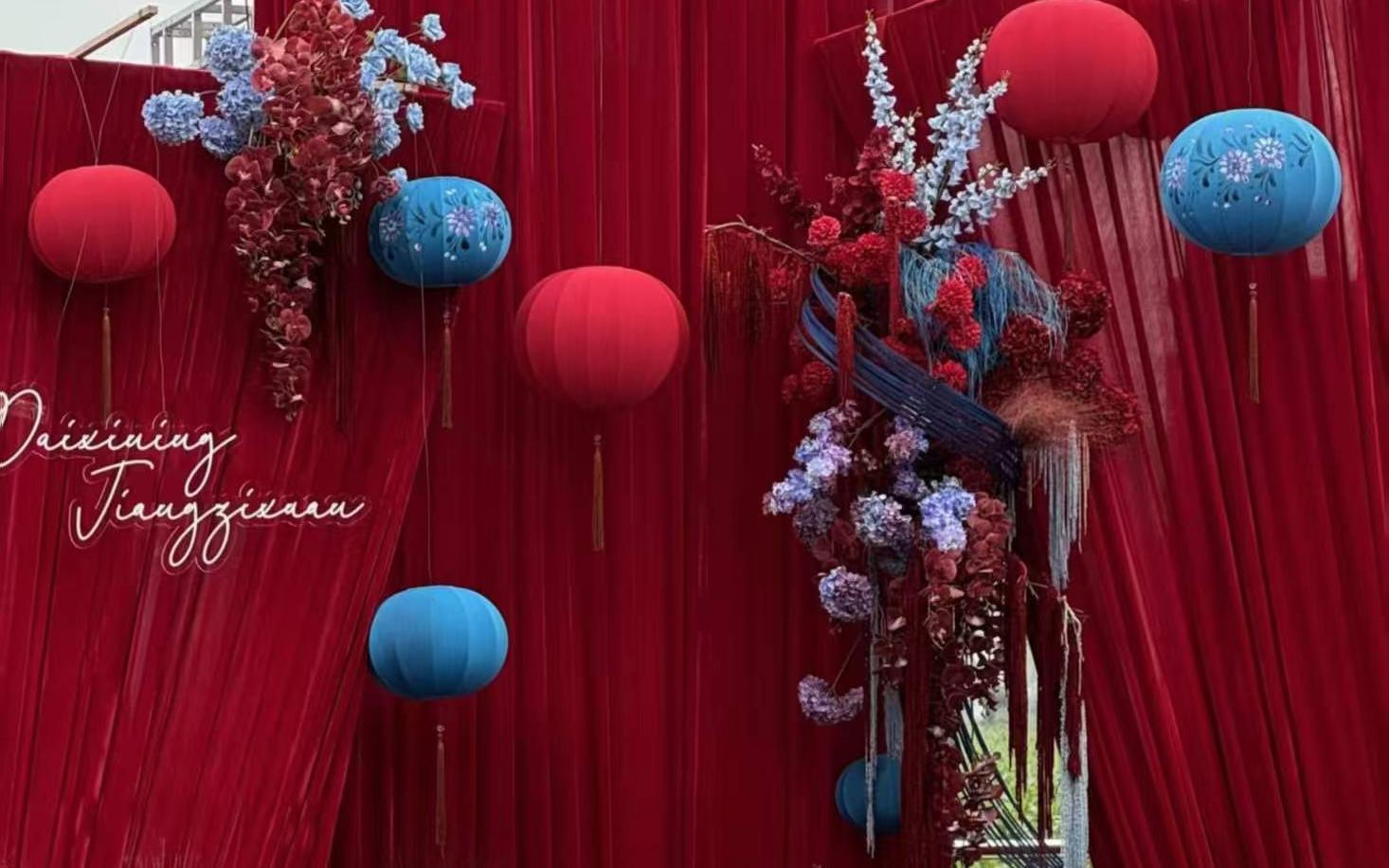 红蓝撞色布幔演绎国风户外婚礼