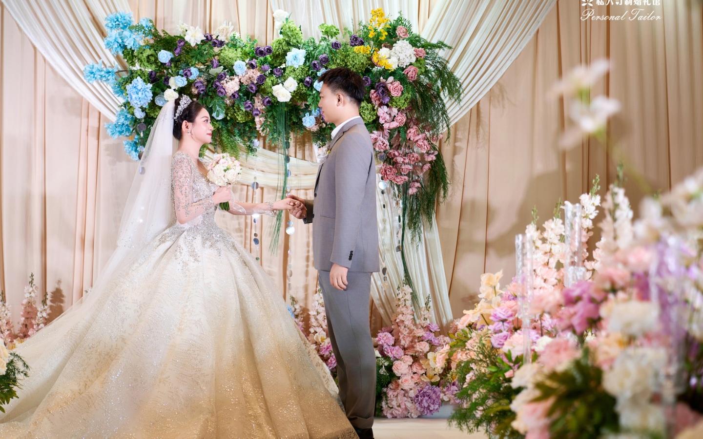 布幔轻垂，勾勒婚礼浪漫轮廓