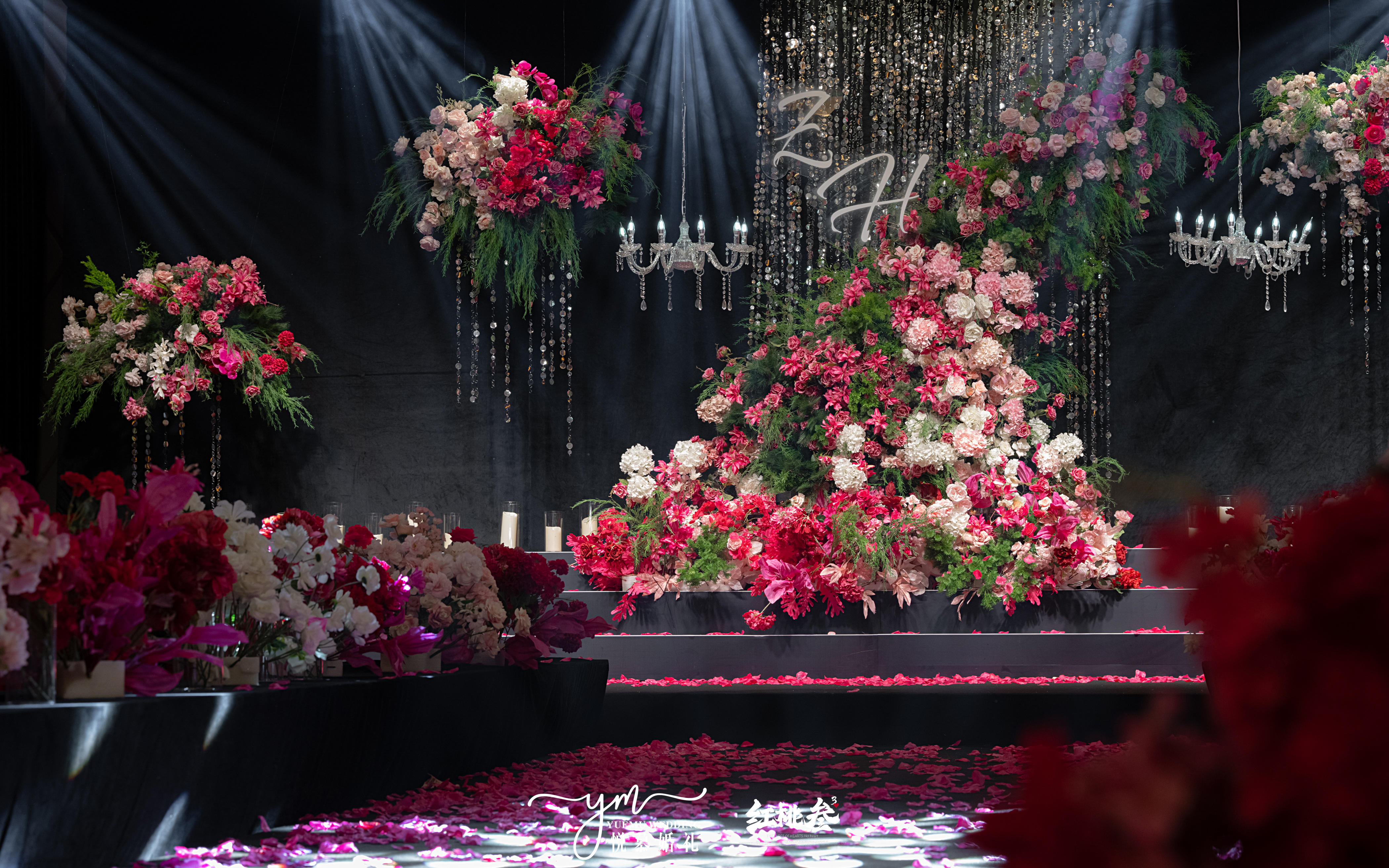 【悦慕婚礼】红黑撞色｜高级感拉满的水晶繁花婚礼