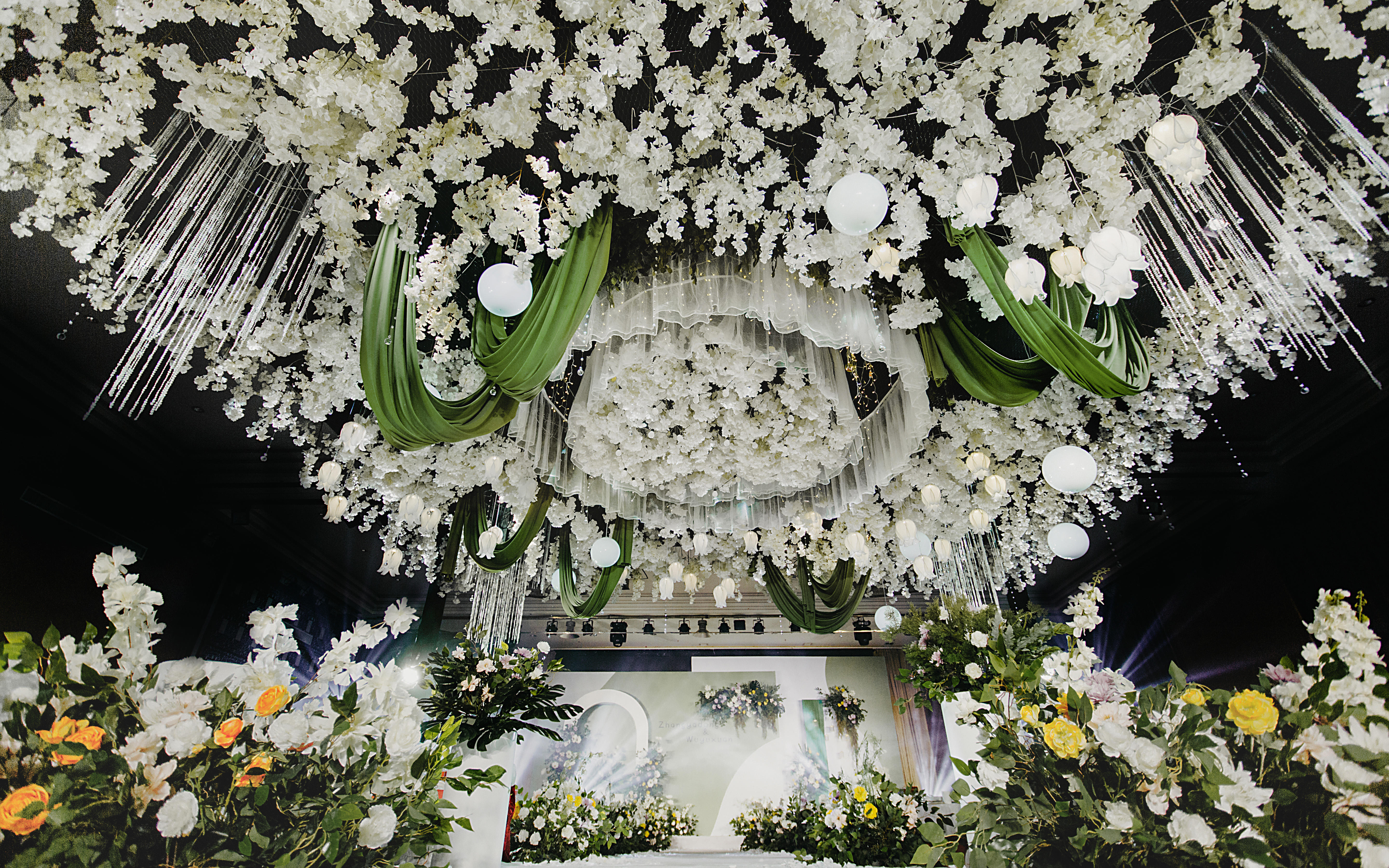 春風(fēng)入宴，許你滿庭芳