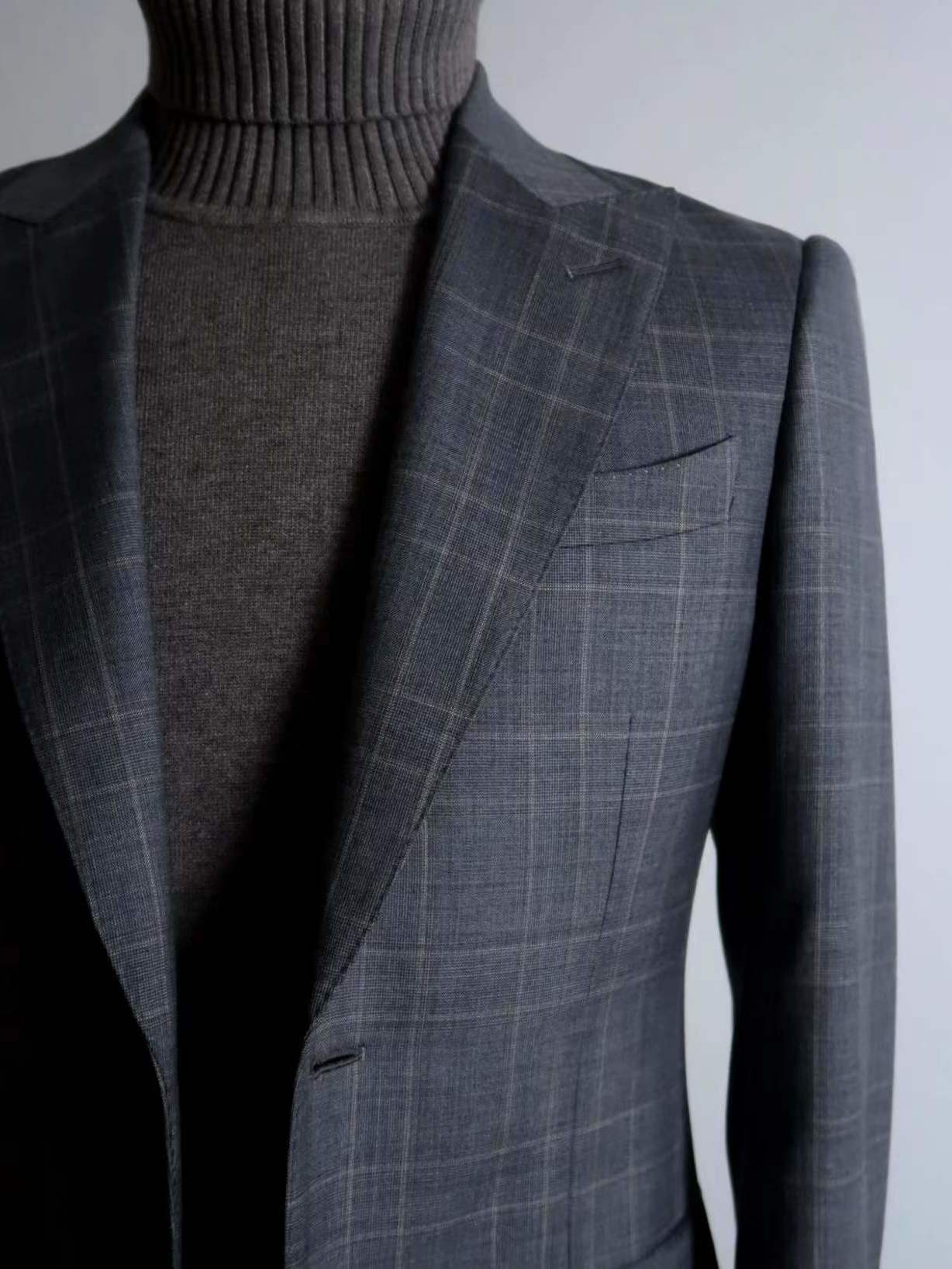 「商务精英」深灰色格纹西服