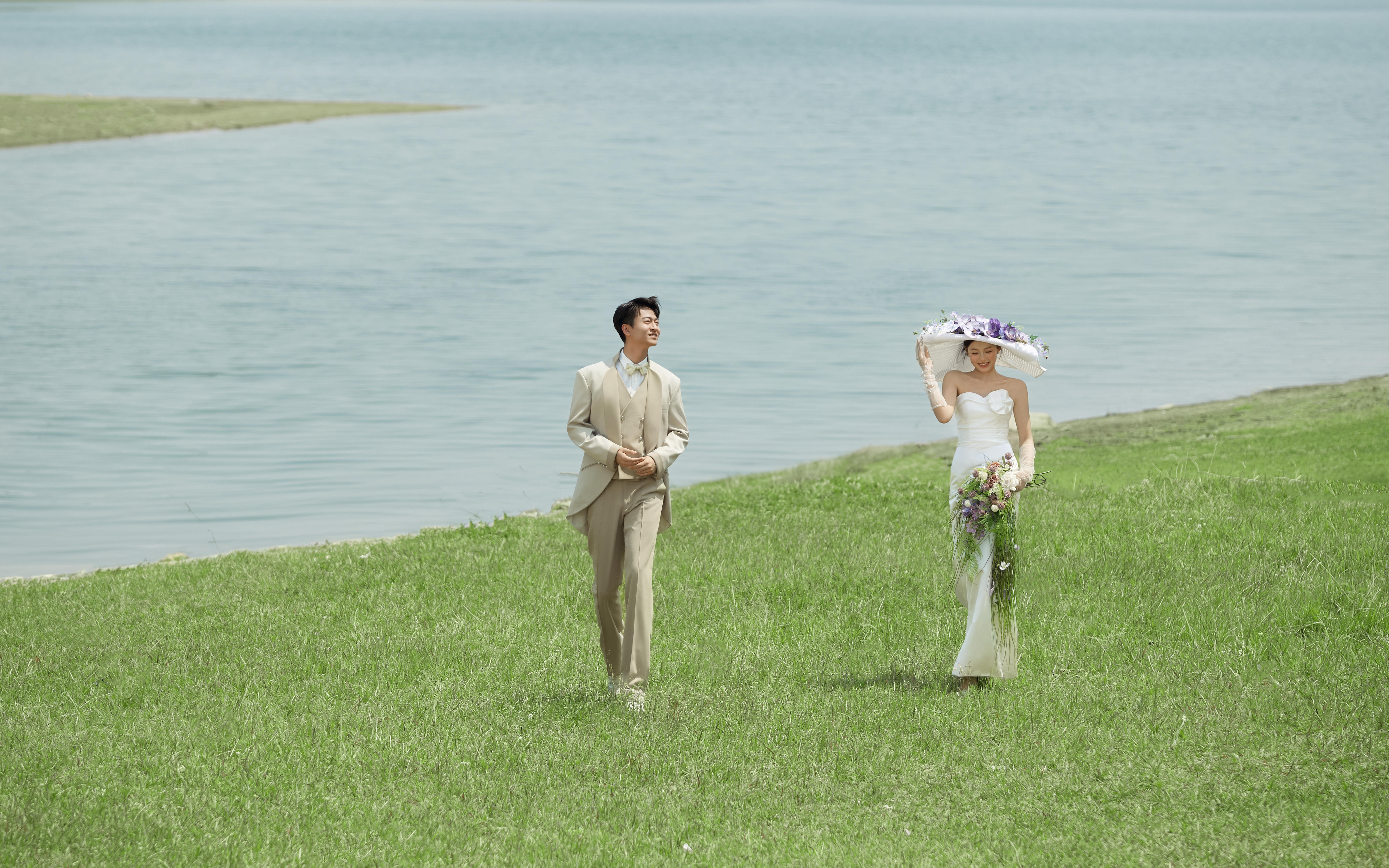 大自然才是婚禮策劃師，草坪婚紗照美到窒息