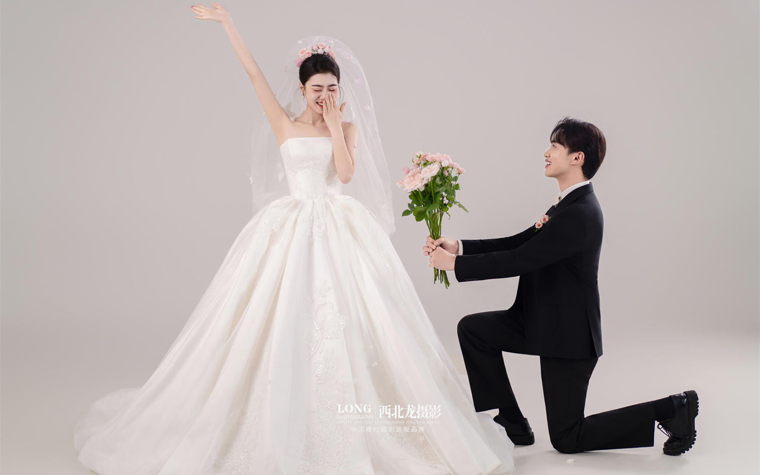 白紗蓬蓬裙與花瓣的浪漫邂逅 | 韓式簡(jiǎn)約婚紗照