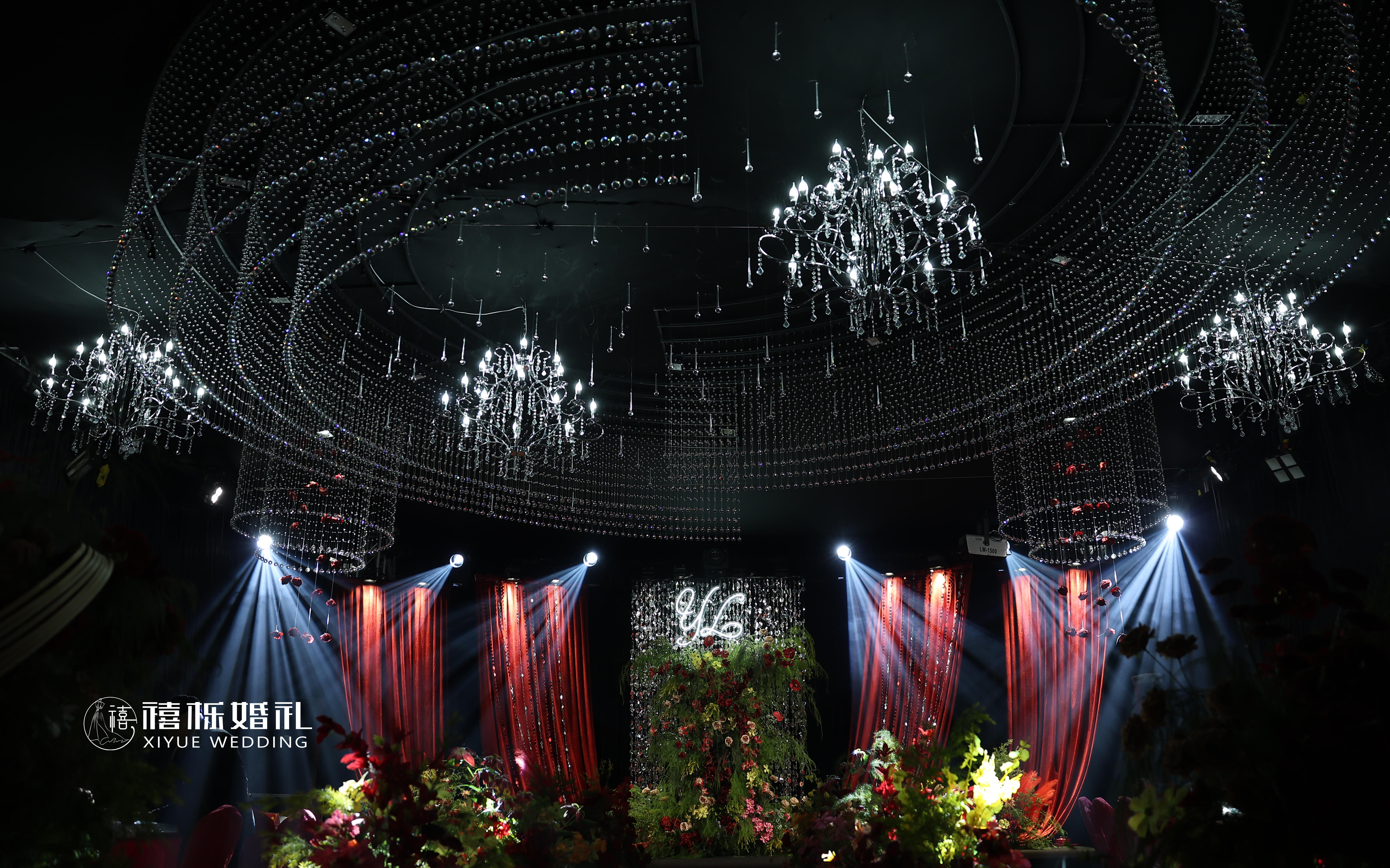 熾烈紅韻，躍動視覺焦點