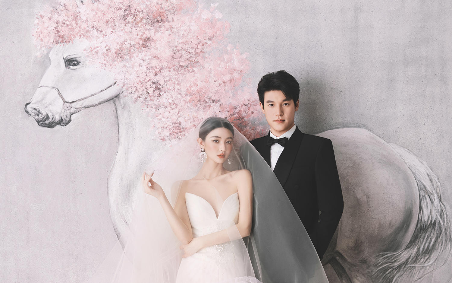 穿粉紗拖尾拍馬上生花婚紗照美成櫻花女主