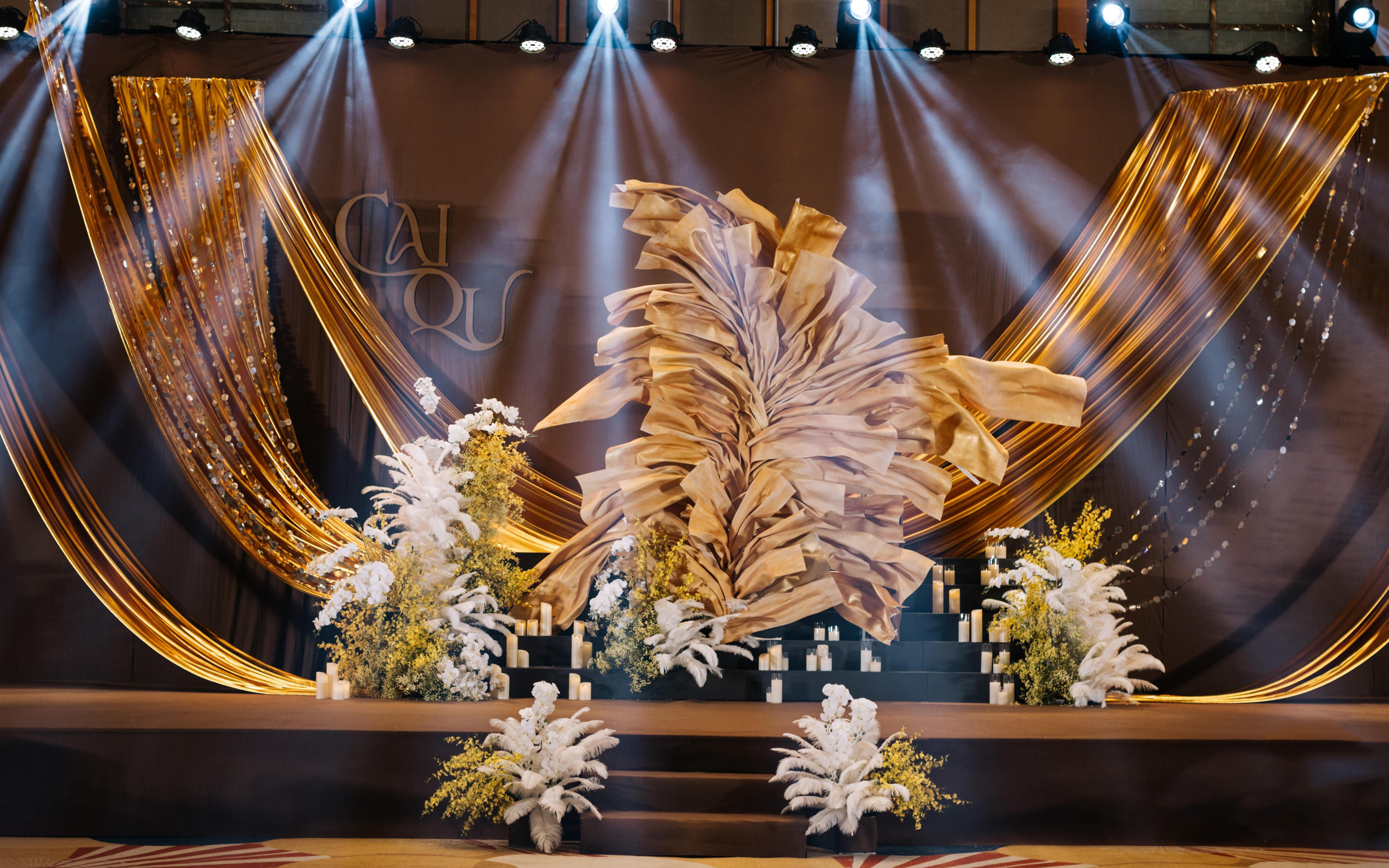 【焦糖金棕婚礼！把 “贵气松弛感” 焊在现场了