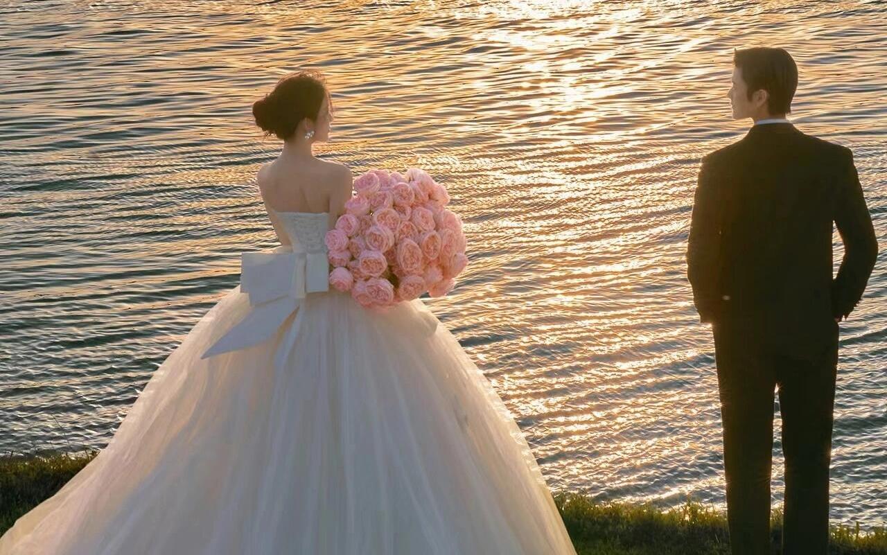 温柔浪漫的夕阳水边婚纱照 太美了